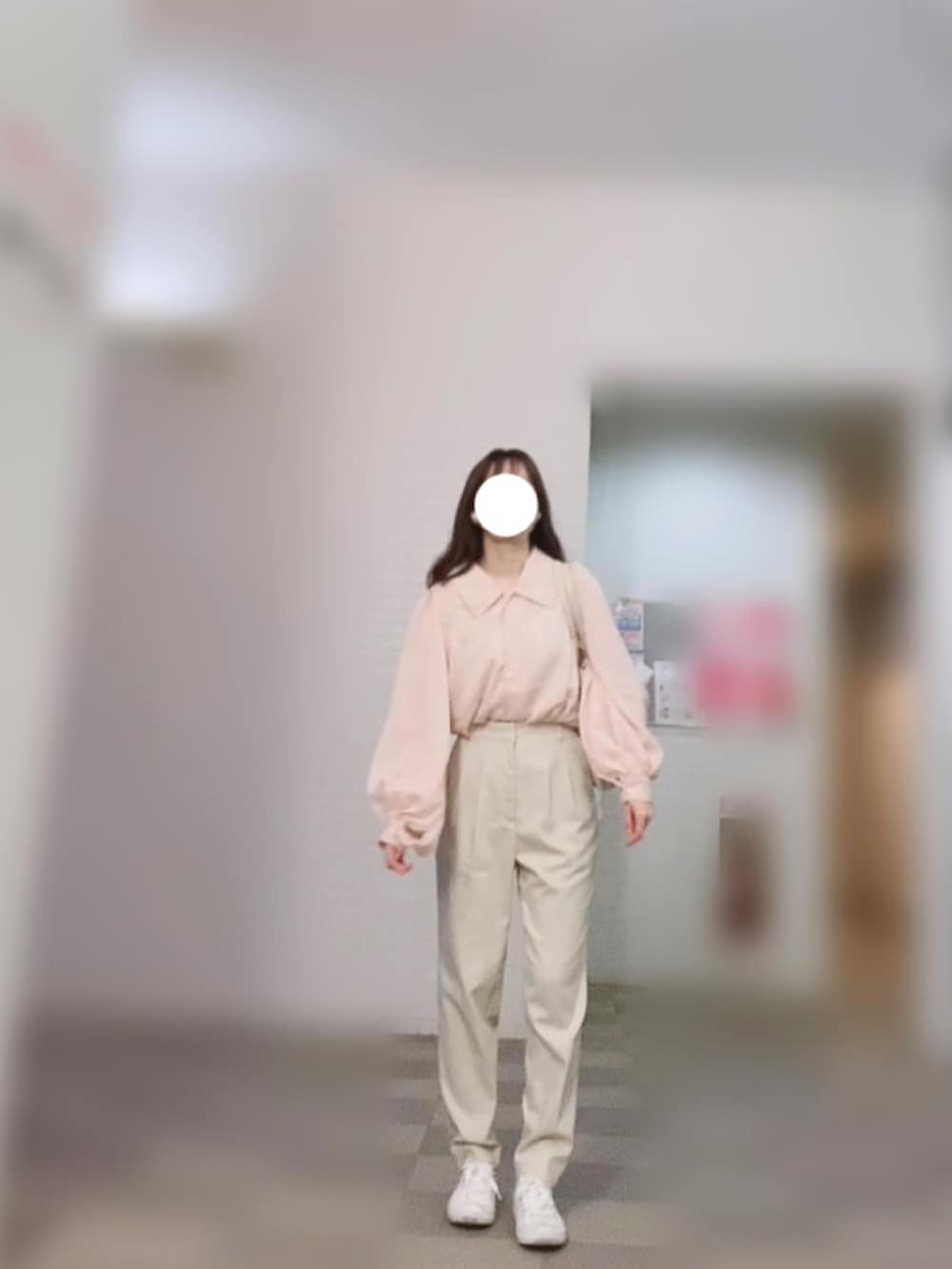 ホワイト系のスニーカー、ベージュ系のその他パンツ、ピンク系のシャツ/ブラウスを着用したレディースの春コーディネートの2枚目の写真