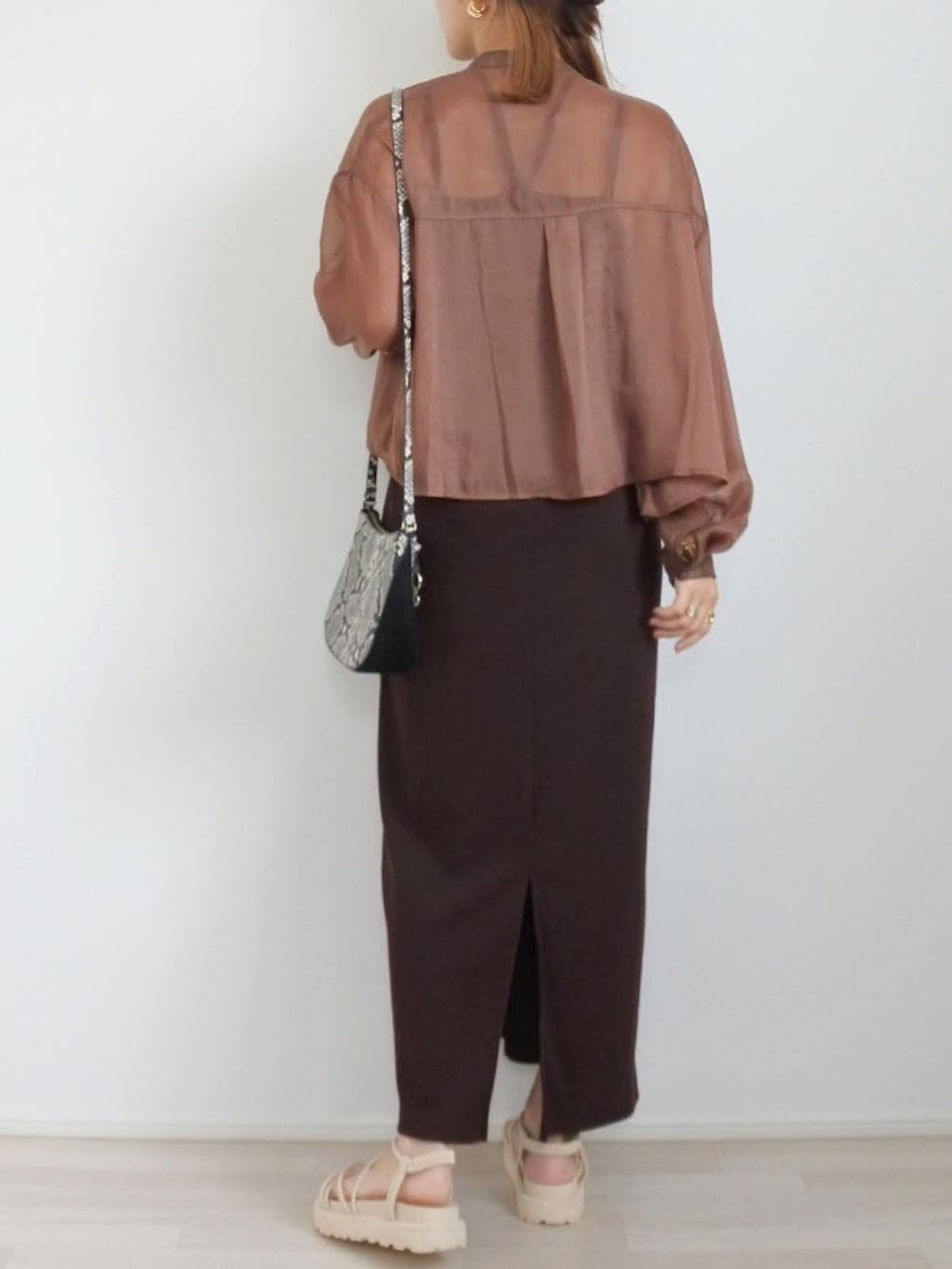 ブラウン系のワンピース、ブラウン系のシャツ/ブラウス、ブラック系のバッグを着用したレディースの夏コーディネートの3枚目の写真