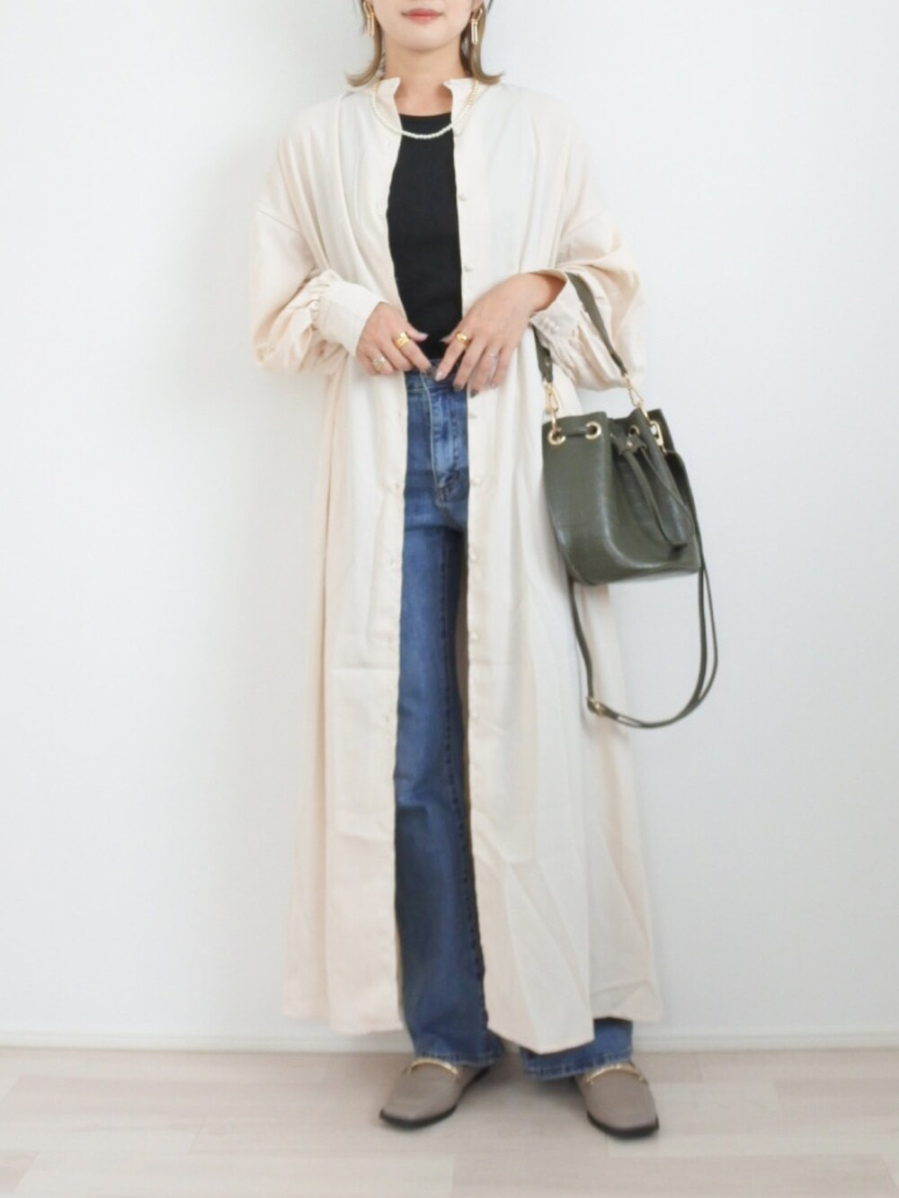 ベージュ系のワンピースを着用したレディースの夏コーディネートの2枚目の写真