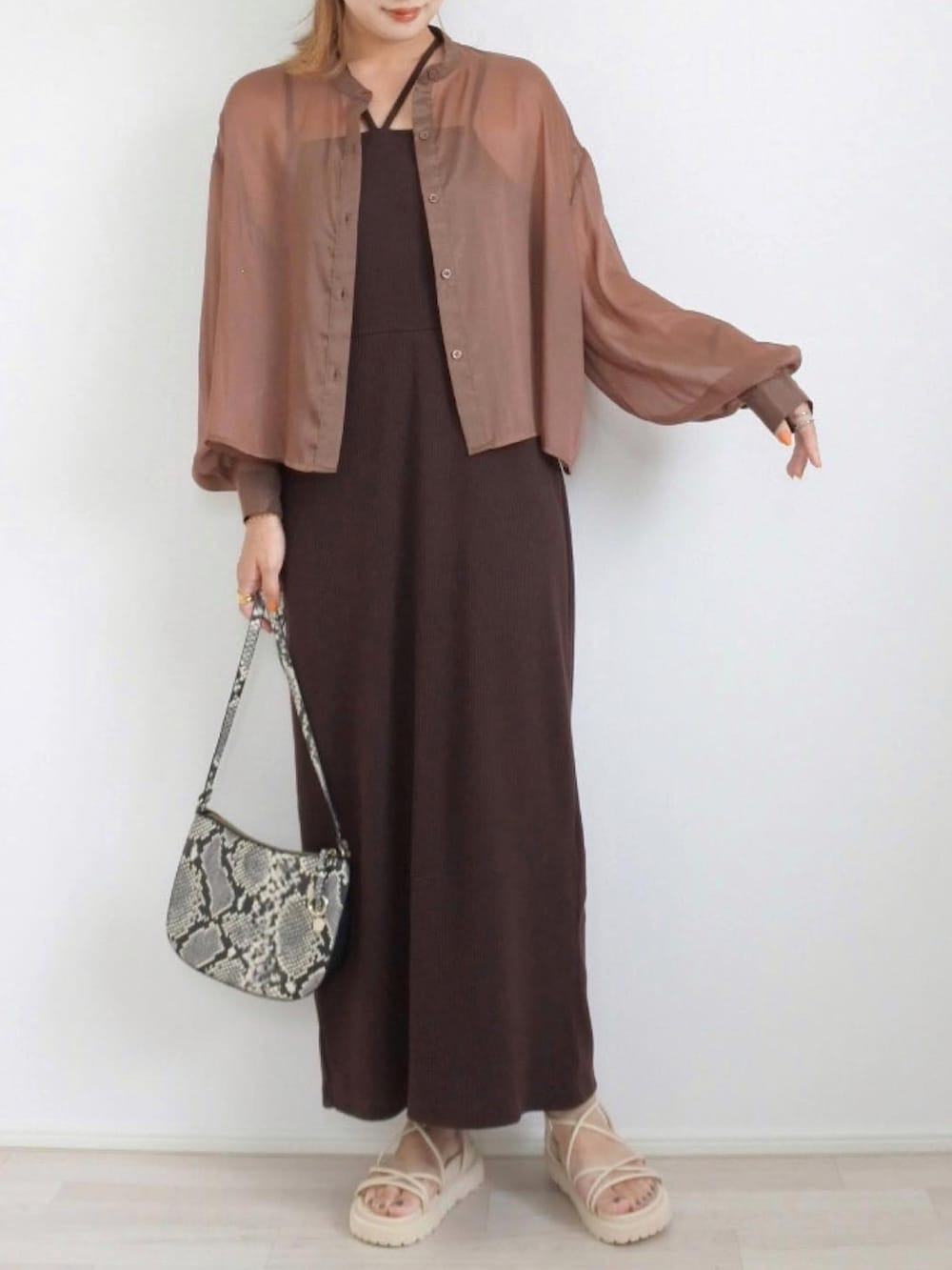 ブラウン系のワンピース、ブラウン系のシャツ/ブラウス、ブラック系のバッグを着用したレディースの夏コーディネートの2枚目の写真