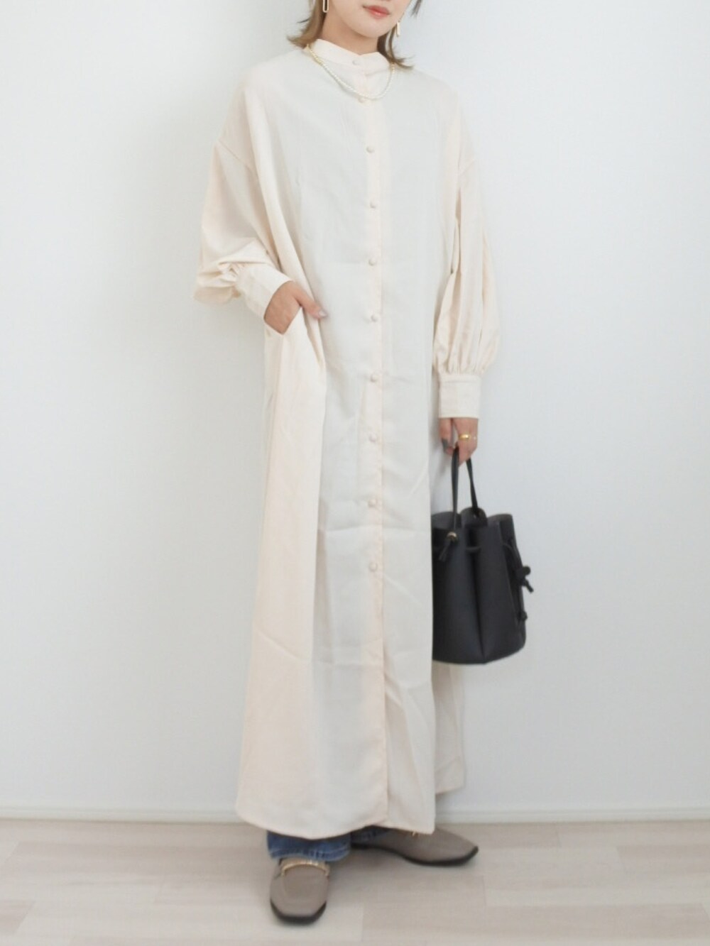 ベージュ系のワンピースを着用したレディースの夏コーディネートの3枚目の写真