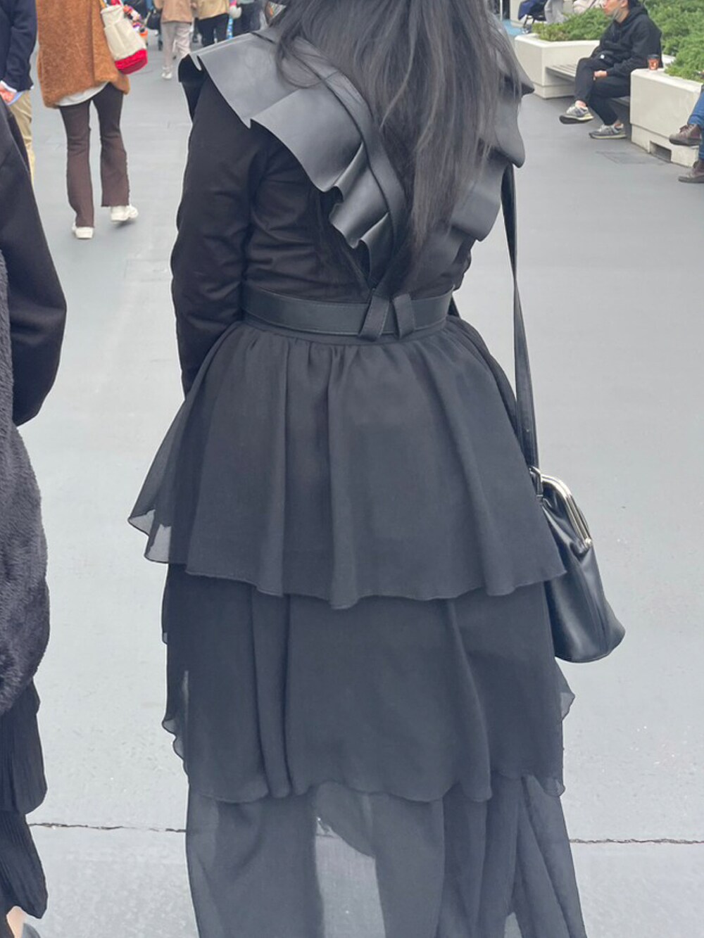 ブラック系のシューズ、ブラック系のショルダーバッグ、ブラック系のその他を着用したレディースの秋コーディネートの2枚目の写真