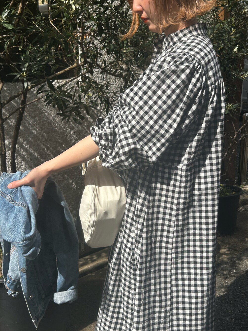 その他のシャツワンピース、ブルー系のデニムジャケット、ブラック系のパンプスを着用したレディースの春コーディネートの3枚目の写真