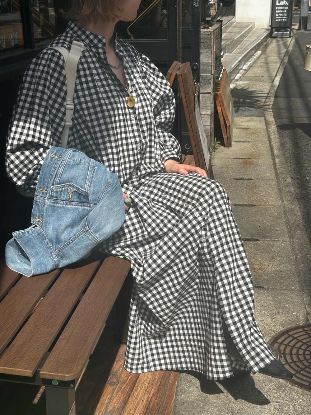 その他のシャツワンピース、ブルー系のデニムジャケット、ブラック系のパンプスを着用したレディースの春コーディネートの2枚目の写真