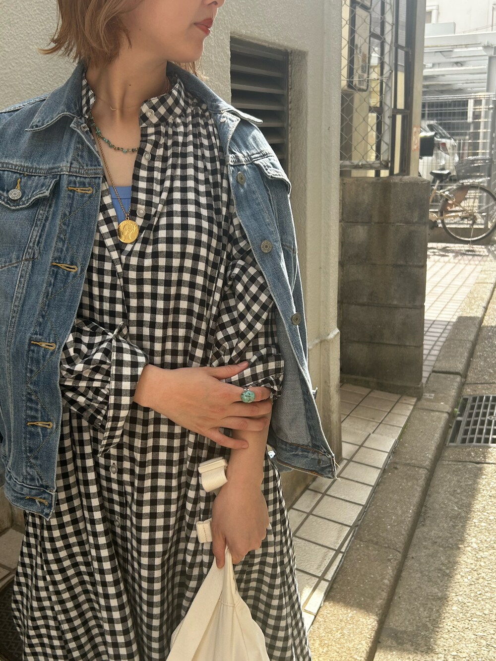 その他のシャツワンピース、ブルー系のデニムジャケット、ブラック系のパンプスを着用したレディースの春コーディネートの5枚目の写真