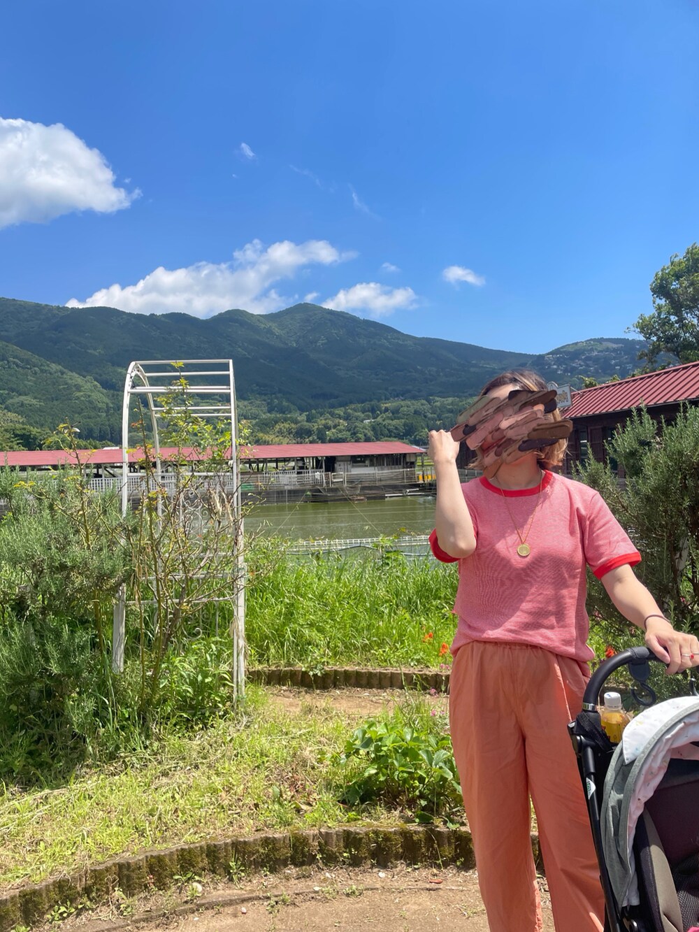 レッド系のTシャツ/カットソー、オレンジ系のその他パンツ、ホワイト系のスニーカーを着用したレディースの夏コーディネートの2枚目の写真