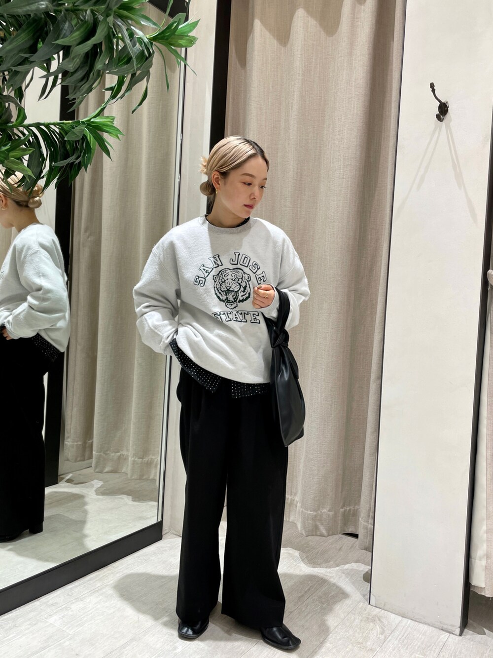 「休日コーデ、今日のコーデ、カジュアルコーデ、春カラー、ブーツ、低身長、低身長コーデ、春コーデ、黒、パンツスタイル、ワイドパンツ、ビッグシルエット」｜「CAPRICIEUX LE'MAGEの裏使いプリントスエット（スウェット、グレー系）」を使った、𝐑𝐈𝐂𝐎さん（レディース・148cm）の冬コーディネートの4枚目の写真