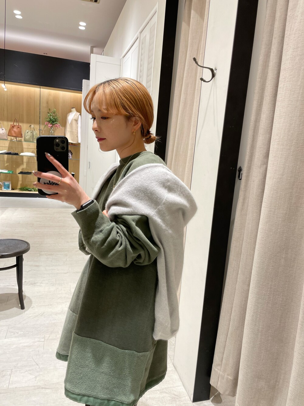 「スウェット、ミリタリー、柄パンツ、カジュアル、カラーパンツ、ストリート、冬コーデ、大人カジュアル、カーキ、パンツスタイル、シンプルコーデ、低身長、ゆるコーデ、低身長コーデ、秋トレンド2021」｜「CAPRICIEUX LE'MAGEのアウトステッチショートブーツ（その他シューズ、ブラック系）」を使った、𝐑𝐈𝐂𝐎さん（レディース・148cm）の秋コーディネートの2枚目の写真