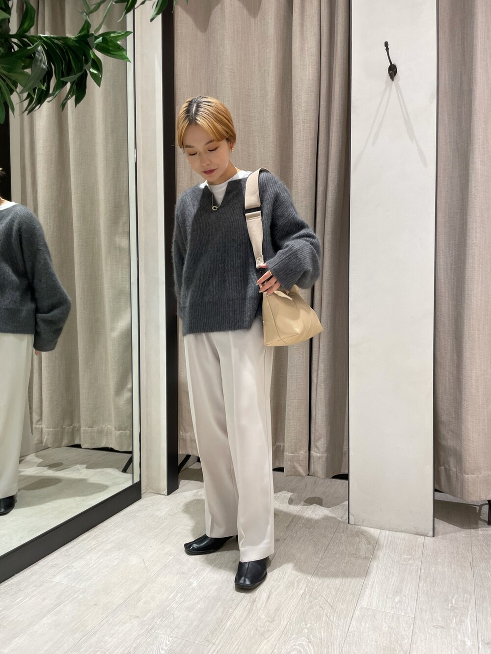 「ニット、レイヤード、ホワイト、秋のコーデ、スラックス、レイヤードスタイル、休日コーデ、パンツスタイル、大人女子、ゆったりコーデ、低身長、ゆるコーデ、低身長コーデ、オトナカジュアル、ニットコーデ」｜「CAPRICIEUX LE'MAGEのラクーンウールショートプルオーバー（ニット/セーター、グレー系）」を使った、𝐑𝐈𝐂𝐎さん（レディース・148cm）の秋コーディネートの2枚目の写真