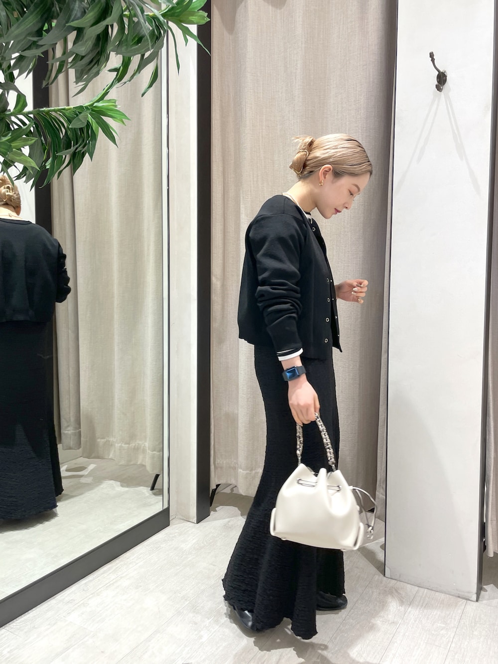 「カジュアル、大人女子、休日スタイル、スカート、マーメイドスカート、はるコーデ、春コーデ、低身長、低身長コーデ、カーディガン、ブラック、オールブラック」｜「CAPRICIEUX LE'MAGEのダンボールコンパクトスナップカーディガン（カーディガン/ボレロ、ブラック系）」を使った、𝐑𝐈𝐂𝐎さん（レディース・148cm）の冬コーディネートの3枚目の写真