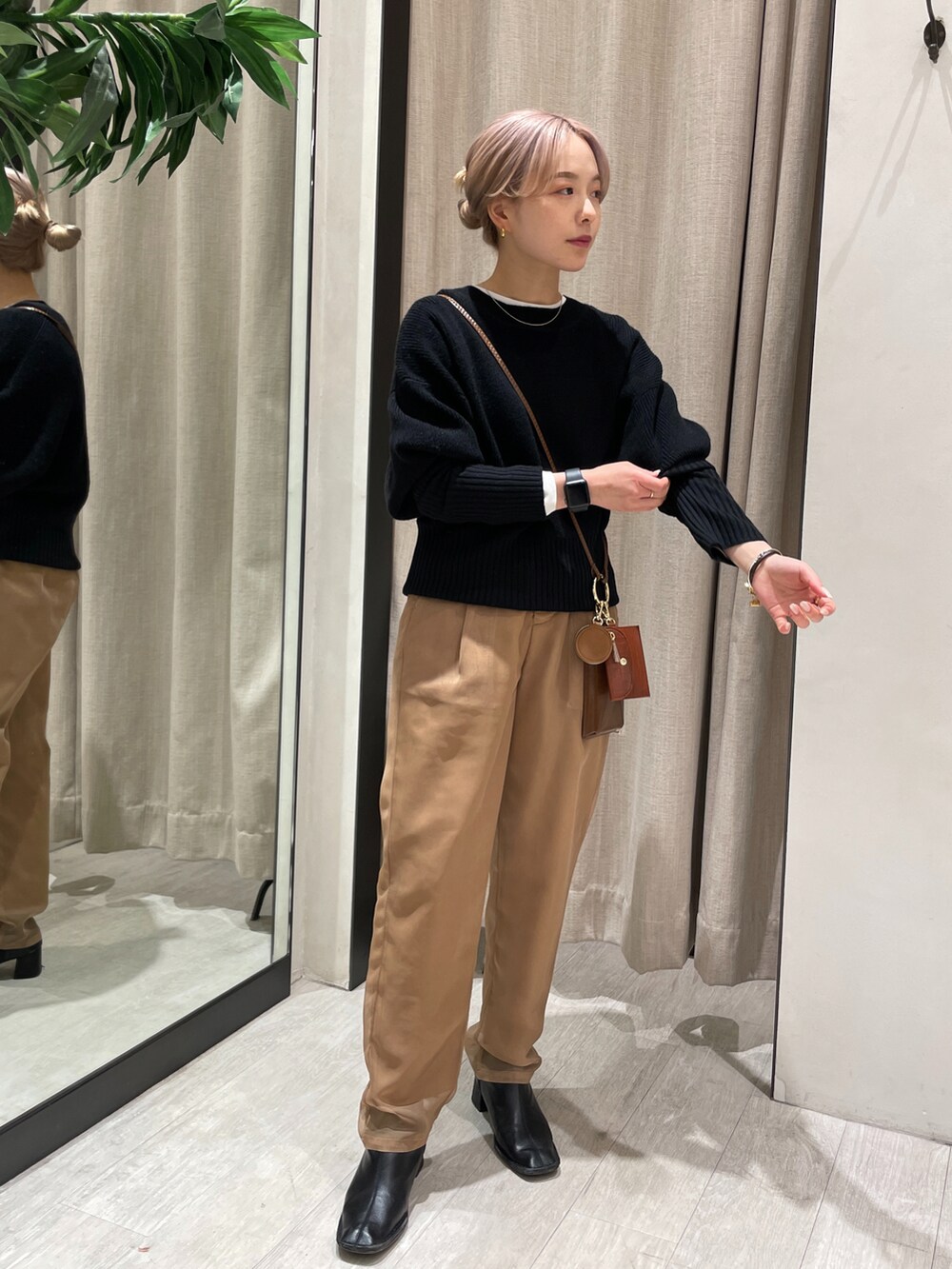 「カジュアルコーデ、オトナカジュアル、大人コーデ、冬、シアー、パンツスタイル、ニット、低身長、低身長コーデ、ブーツ、スマホケース、ベージュ」｜「CAPRICIEUX LE'MAGEのシアーレイヤードパンツ（その他パンツ、イエロー系）」を使った、𝐑𝐈𝐂𝐎さん（レディース・148cm）の冬コーディネートの3枚目の写真