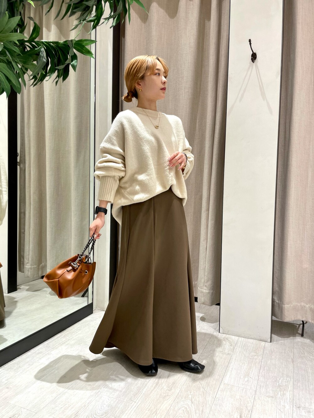 「ニット、スカート、ブーツ、秋のコーデ、ロングスカート、キレイめ、スカートスタイル、シンプルコーデ、マーメイドスカート、ミニバッグ、ゆったりコーデ、低身長、低身長コーデ、オトナカジュアル、韓国ファッション」｜「CAPRICIEUX LE'MAGEの〈WEB限定〉もちふわニット（ニット/セーター、ホワイト系）」を使った、𝐑𝐈𝐂𝐎さん（レディース・148cm）の秋コーディネートの3枚目の写真