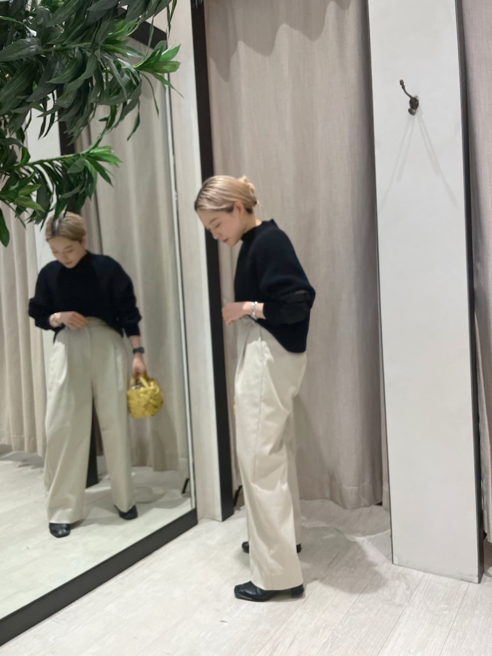「カジュアル、パンツコーデ、大人女子、休日スタイル、プチプラ、ニットコーデ、パンツスタイル、お洒落さんとつながりたい、低身長、低身長コーデ、オトナカジュアル、きれいめカジュアル」｜「CAPRICIEUX LE'MAGEのハイウエストワイドパンツ（その他パンツ、ベージュ系）」を使った、𝐑𝐈𝐂𝐎さん（レディース・148cm）の冬コーディネートの3枚目の写真