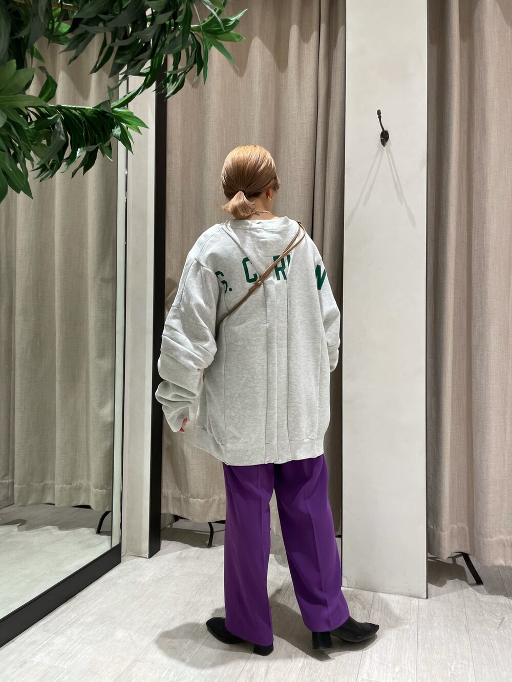 「スウェット、ビッグシルエット、カラーパンツ、オーバーサイズ、UGG、パープル、ootd、低身長、ラクチンコーデ、低身長コーデ、お洒落さんとつながりたい」｜「CAPRICIEUX LE'MAGEの〈新色追加/ブルー・パープル・ブラウン〉イージーストレートパンツ（その他パンツ、パープル系）」を使った、𝐑𝐈𝐂𝐎さん（レディース・148cm）の冬コーディネートの2枚目の写真