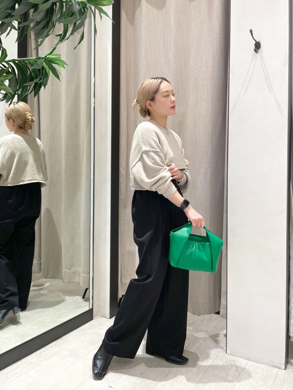 「ワイドパンツ、パンツスタイル、パンツ、グリーン、ニット、低身長、低身長コーデ、休日スタイル、ニットコーデ、お洒落さんとつながりたい、きれいめカジュアル」｜「CAPRICIEUX LE'MAGEの〈セットアイテム〉キャミSETショートニット（ニット/セーター、ベージュ系）」を使った、𝐑𝐈𝐂𝐎さん（レディース・148cm）の冬コーディネートの4枚目の写真