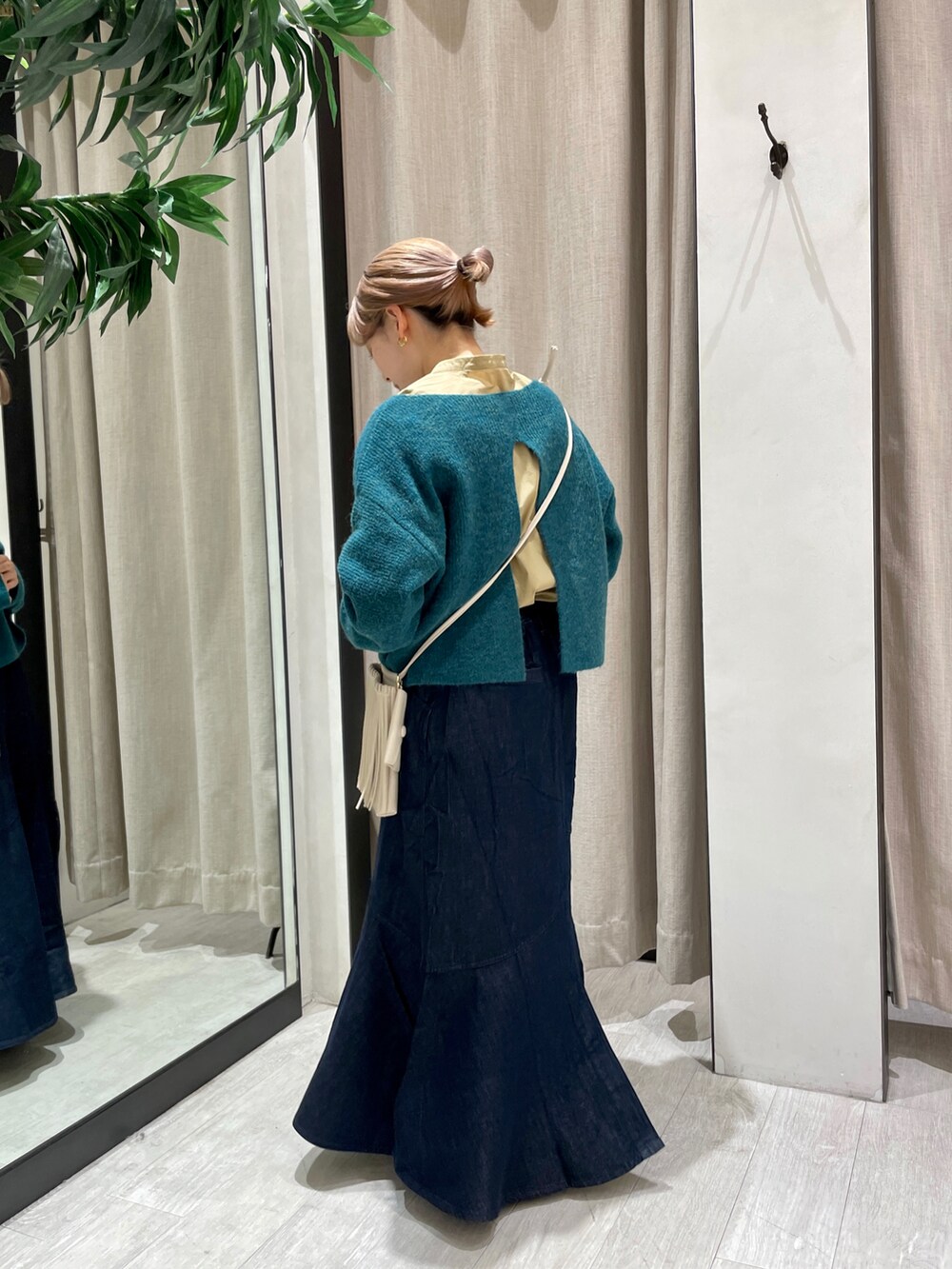 「ニット、スカート、ブーツ、カジュアル、重ね着、冬コーデ、レイヤードスタイル、大人カジュアル、休日コーデ、きれいめカジュアル、マーメイドスカート、低身長、マーメイド、低身長コーデ、今日のコーデ」｜「CAPRICIEUX LE'MAGEのアシメ切替マーメイドスカート（スカート、ブルー系）」を使った、𝐑𝐈𝐂𝐎さん（レディース・148cm）の秋コーディネートの4枚目の写真