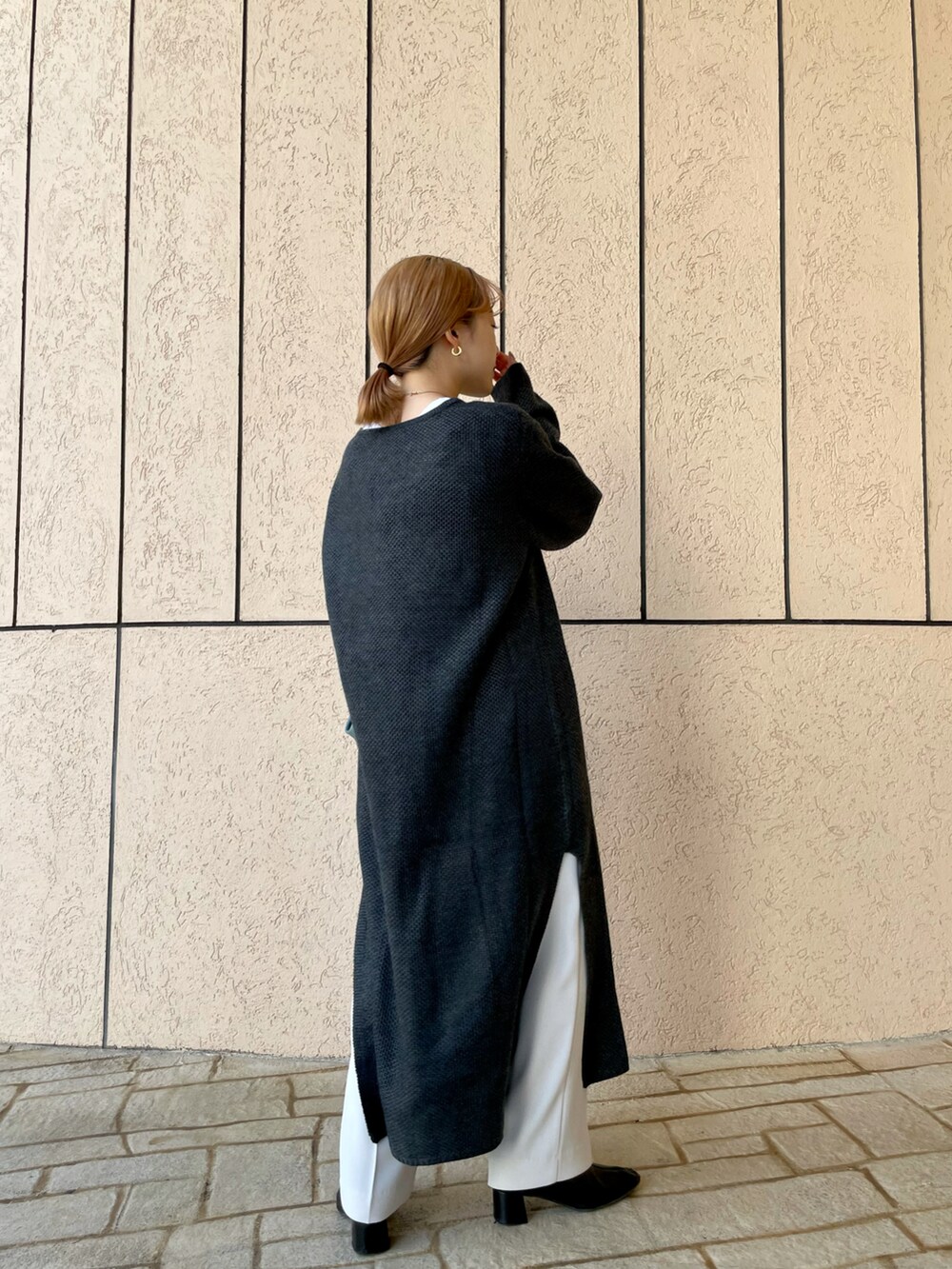 「ニット、ワンピース、カジュアル、シンプル、スラックス、ショートブーツ、冬コーデ、ラフ、大人コーデ、リラックススタイル、低身長、低身長コーデ、秋コーデ、おしゃれさんと繋がりたい、ニット/セーター」｜「CAPRICIEUX LE'MAGEのかがりチェーンドロストショルダーバッグ（ショルダーバッグ、ブルー系）」を使った、𝐑𝐈𝐂𝐎さん（レディース・148cm）の秋コーディネートの5枚目の写真