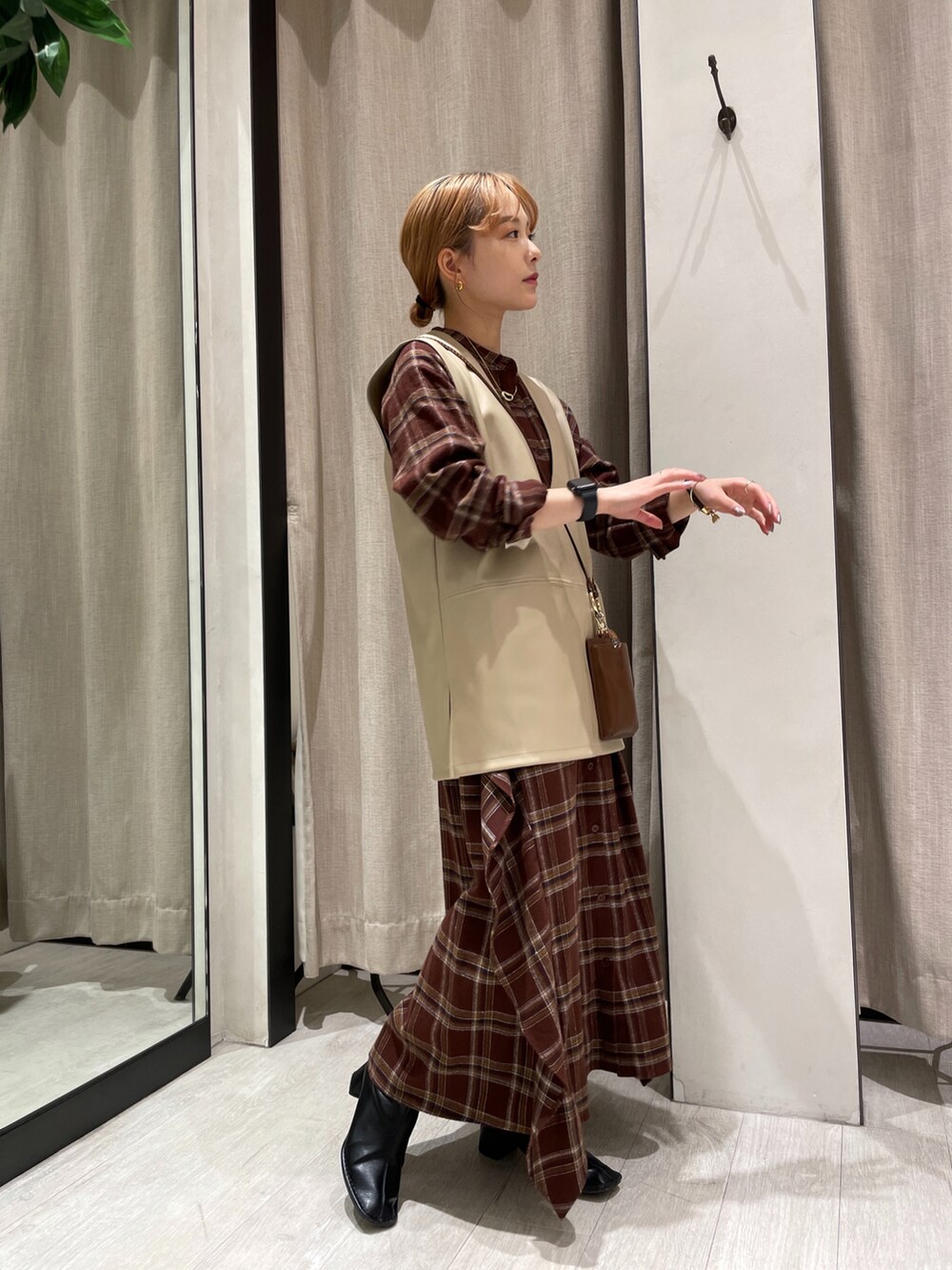 「チェック、ワンピース、重ね着、レザー、ベスト、レイヤードスタイル、秋服、低身長、カジュアルコーデ、低身長コーデ、オトナカジュアル、レザーベスト」｜「CAPRICIEUX LE'MAGEのチェックバックラッフルワンピース（ワンピース、ブラウン系）」を使った、𝐑𝐈𝐂𝐎さん（レディース・148cm）の秋コーディネートの2枚目の写真