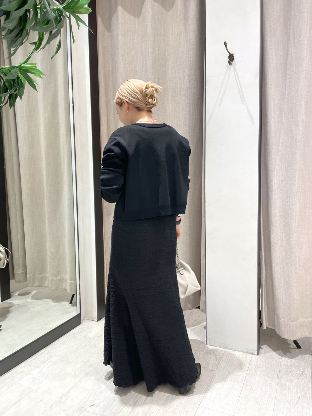 「カジュアル、大人女子、休日スタイル、スカート、マーメイドスカート、はるコーデ、春コーデ、低身長、低身長コーデ、カーディガン、ブラック、オールブラック」｜「CAPRICIEUX LE'MAGEのダンボールコンパクトスナップカーディガン（カーディガン/ボレロ、ブラック系）」を使った、𝐑𝐈𝐂𝐎さん（レディース・148cm）の冬コーディネートの2枚目の写真