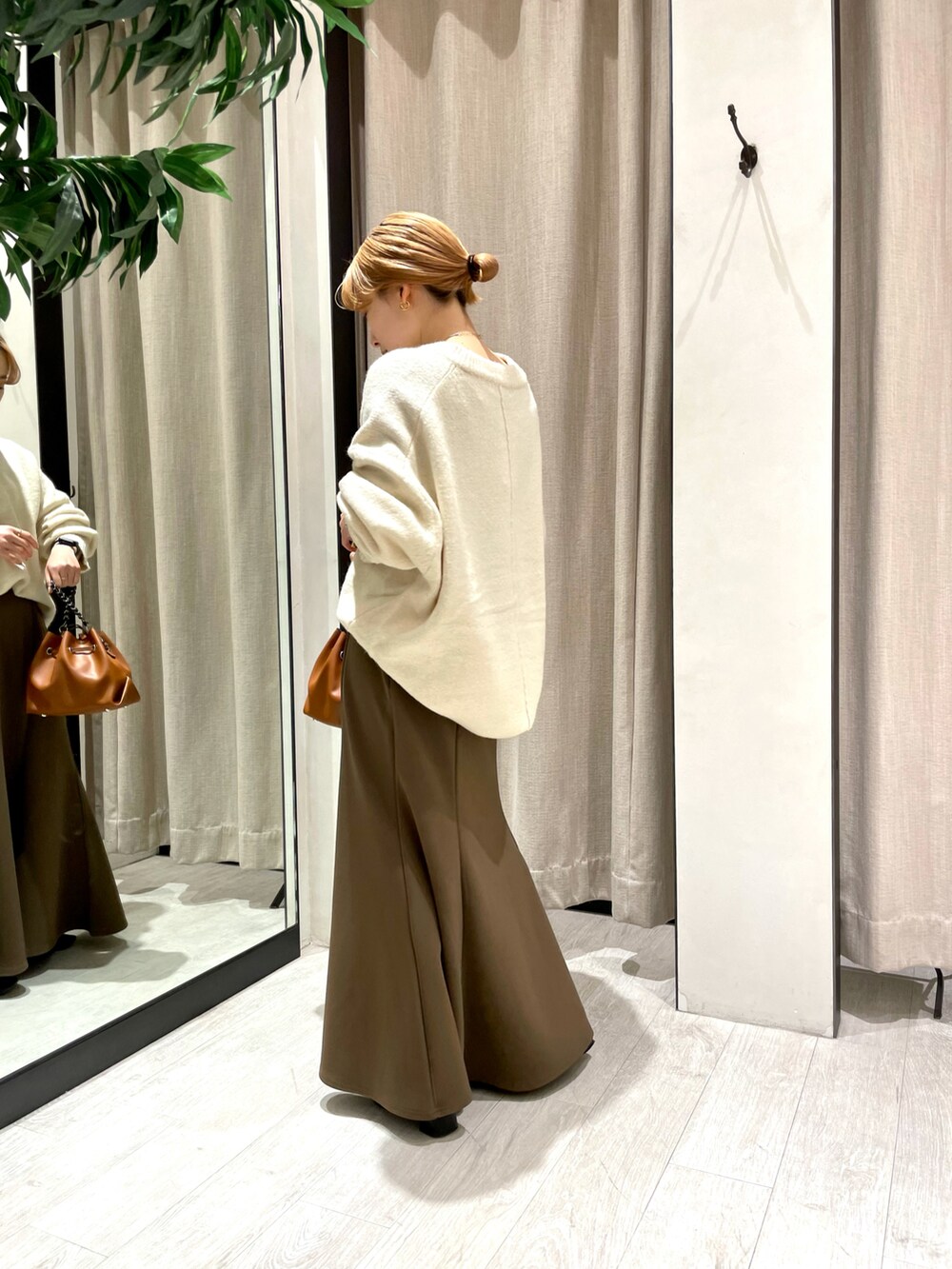 「ニット、スカート、ブーツ、秋のコーデ、ロングスカート、キレイめ、スカートスタイル、シンプルコーデ、マーメイドスカート、ミニバッグ、ゆったりコーデ、低身長、低身長コーデ、オトナカジュアル、韓国ファッション」｜「CAPRICIEUX LE'MAGEの〈WEB限定〉もちふわニット（ニット/セーター、ホワイト系）」を使った、𝐑𝐈𝐂𝐎さん（レディース・148cm）の秋コーディネートの2枚目の写真