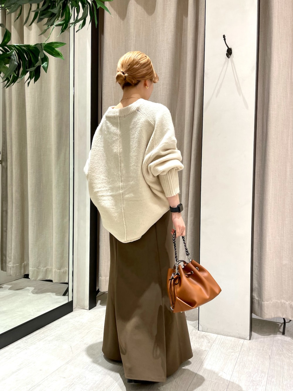 「ニット、スカート、ブーツ、秋のコーデ、ロングスカート、キレイめ、スカートスタイル、シンプルコーデ、マーメイドスカート、ミニバッグ、ゆったりコーデ、低身長、低身長コーデ、オトナカジュアル、韓国ファッション」｜「CAPRICIEUX LE'MAGEの〈WEB限定〉もちふわニット（ニット/セーター、ホワイト系）」を使った、𝐑𝐈𝐂𝐎さん（レディース・148cm）の秋コーディネートの4枚目の写真