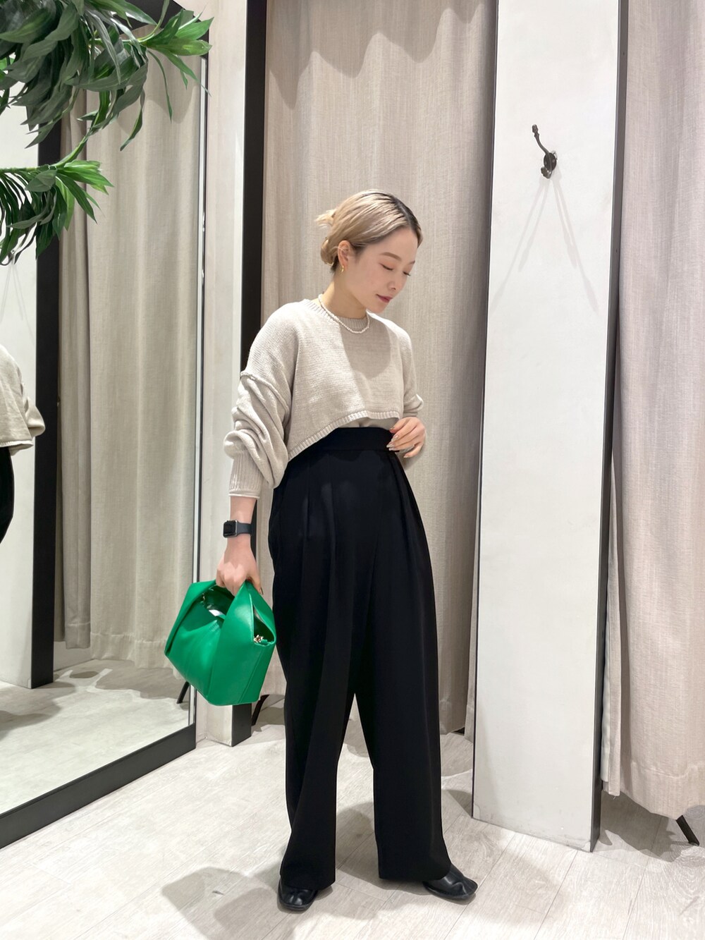 「ワイドパンツ、パンツスタイル、パンツ、グリーン、ニット、低身長、低身長コーデ、休日スタイル、ニットコーデ、お洒落さんとつながりたい、きれいめカジュアル」｜「CAPRICIEUX LE'MAGEの〈セットアイテム〉キャミSETショートニット（ニット/セーター、ベージュ系）」を使った、𝐑𝐈𝐂𝐎さん（レディース・148cm）の冬コーディネートの3枚目の写真