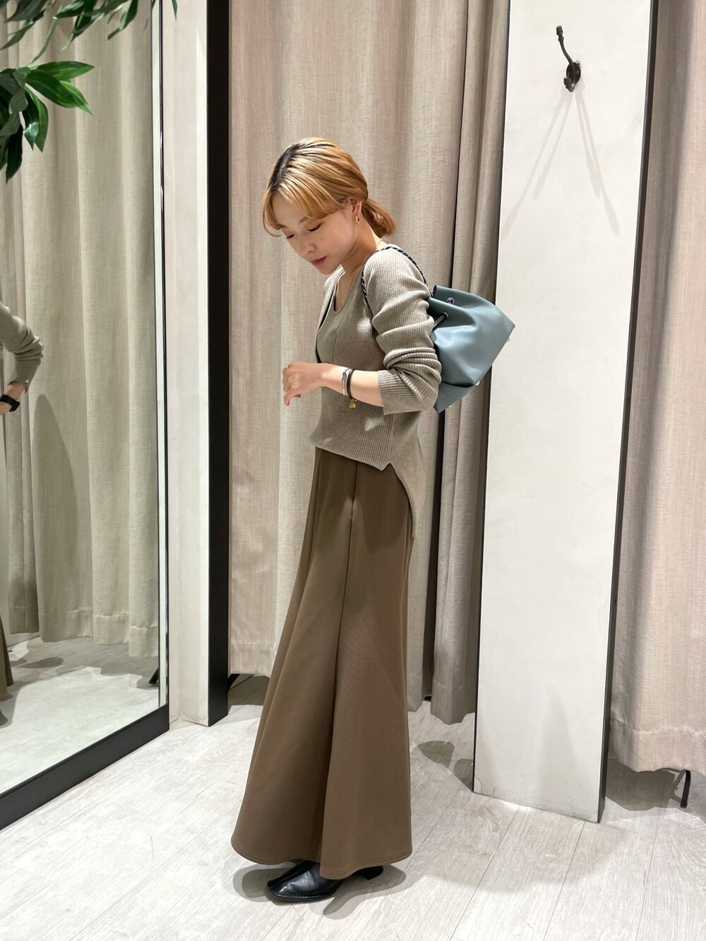 「ニット、スカート、秋のコーデ、レイヤードスタイル、ロングスカート、ブラウン、キレイめ、シンプルコーデ、マーメイドスカート、ゆったりコーデ、低身長、ブラウンコーデ、低身長コーデ、オトナカジュアル、ニットコーデ」｜「CAPRICIEUX LE'MAGEのかがりチェーンドロストショルダーバッグ（ショルダーバッグ、ブルー系）」を使った、𝐑𝐈𝐂𝐎さん（レディース・148cm）の秋コーディネートの2枚目の写真