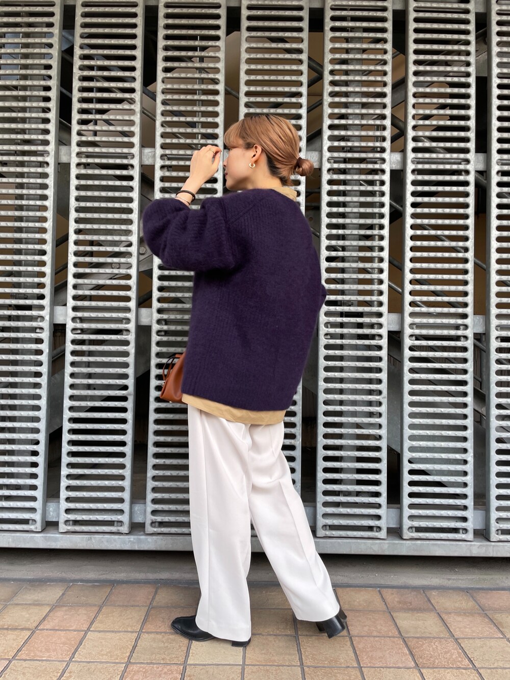 「大人コーデ、きれいめカジュアル、パンツスタイル、レイヤードスタイル、パープル、ホワイト、パンツ、低身長、低身長コーデ、キレイめ、オーバーサイズ、ニット、カジュアル、ラフ、淡色コーデ」｜「CAPRICIEUX LE'MAGEの肩パイピングシャツ（シャツ/ブラウス、ベージュ系）」を使った、𝐑𝐈𝐂𝐎さん（レディース・148cm）の秋コーディネートの3枚目の写真
