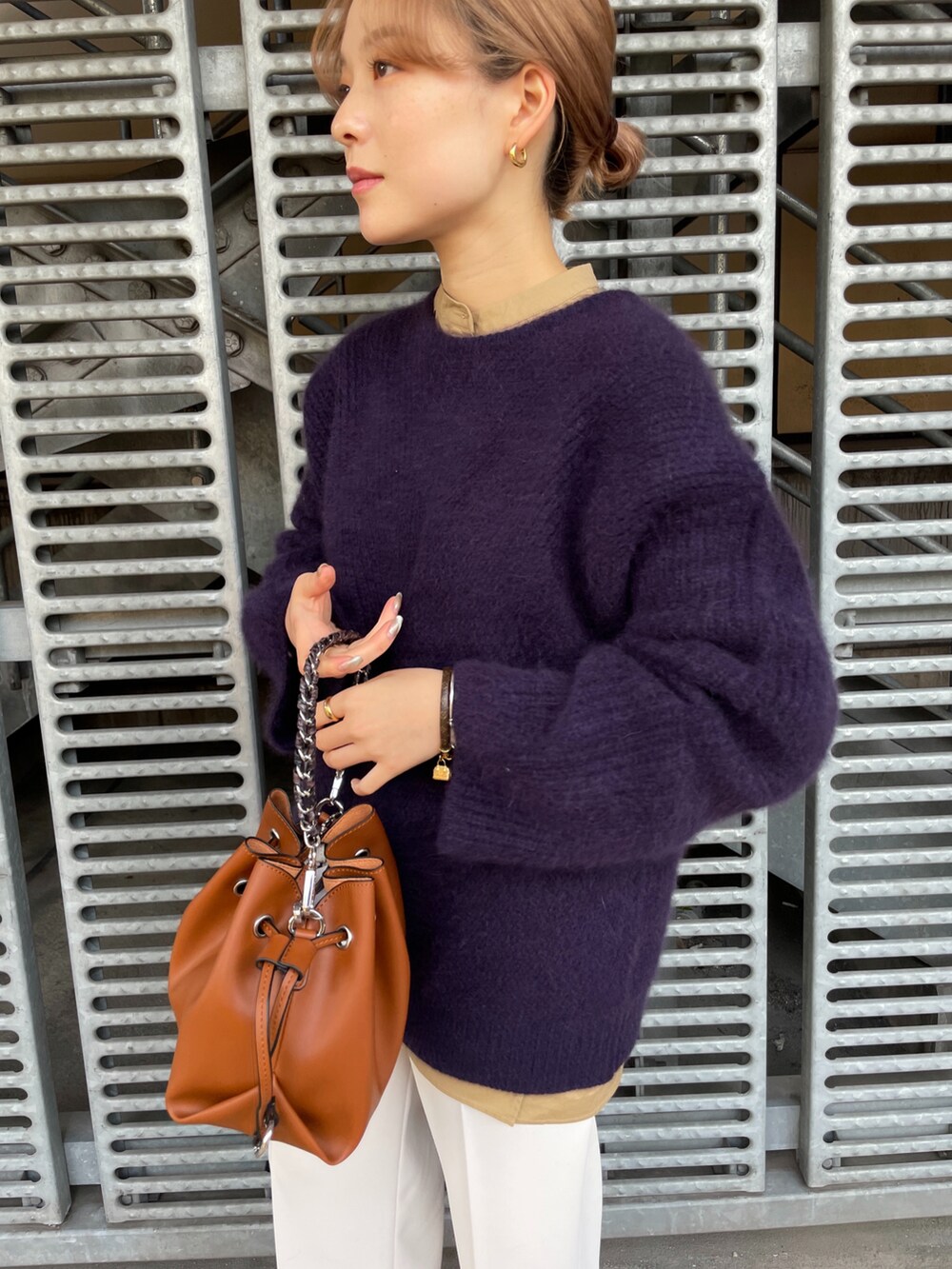 「大人コーデ、きれいめカジュアル、パンツスタイル、レイヤードスタイル、パープル、ホワイト、パンツ、低身長、低身長コーデ、キレイめ、オーバーサイズ、ニット、カジュアル、ラフ、淡色コーデ」｜「CAPRICIEUX LE'MAGEの肩パイピングシャツ（シャツ/ブラウス、ベージュ系）」を使った、𝐑𝐈𝐂𝐎さん（レディース・148cm）の秋コーディネートの2枚目の写真