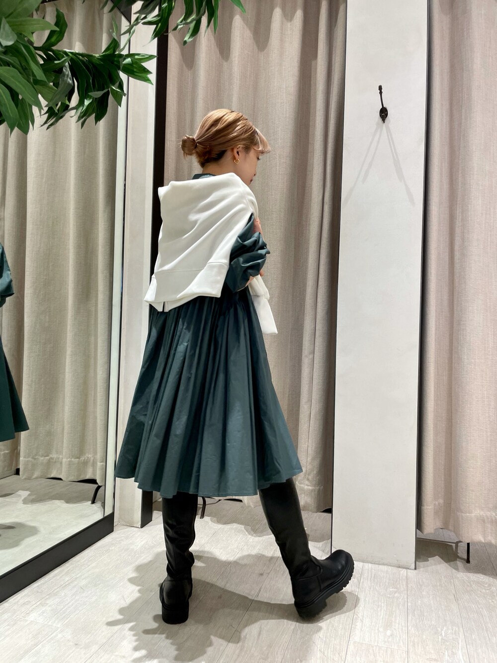 「ワンピース、スカート、ブーツ、グリーン、ロングブーツ、ガーリー、お出かけコーデ、シャツワンピ、厚底シューズ、シャツスタイル、低身長、低身長コーデ、オトナカジュアル、韓国ファッション、秋コーデ」｜「CAPRICIEUX LE'MAGEのギャザーチュニックシャツ（シャツ/ブラウス、グリーン系）」を使った、𝐑𝐈𝐂𝐎さん（レディース・148cm）の秋コーディネートの3枚目の写真