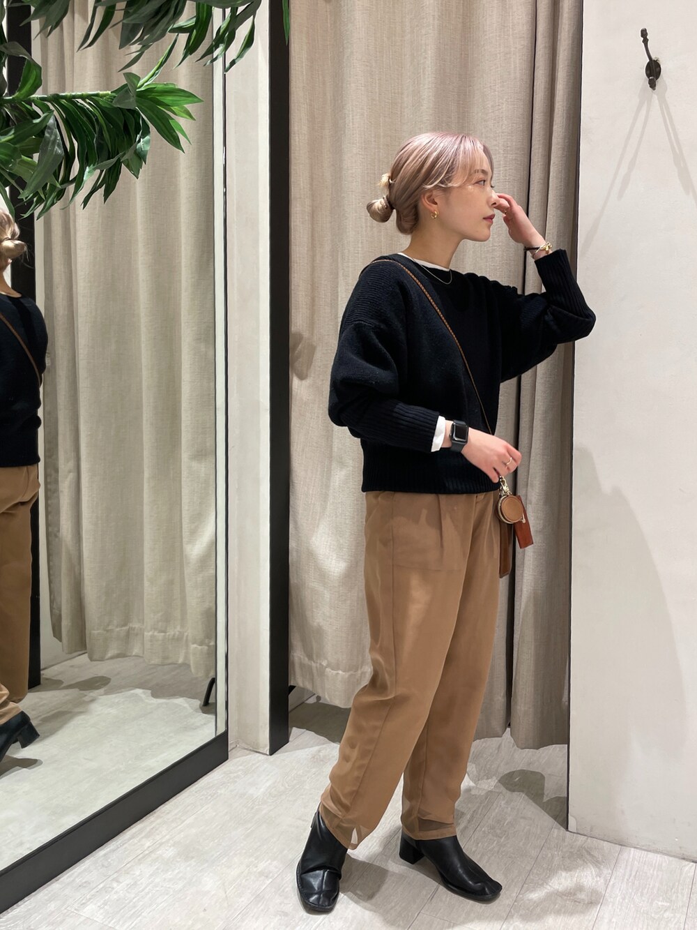 「カジュアルコーデ、オトナカジュアル、大人コーデ、冬、シアー、パンツスタイル、ニット、低身長、低身長コーデ、ブーツ、スマホケース、ベージュ」｜「CAPRICIEUX LE'MAGEのシアーレイヤードパンツ（その他パンツ、イエロー系）」を使った、𝐑𝐈𝐂𝐎さん（レディース・148cm）の冬コーディネートの2枚目の写真