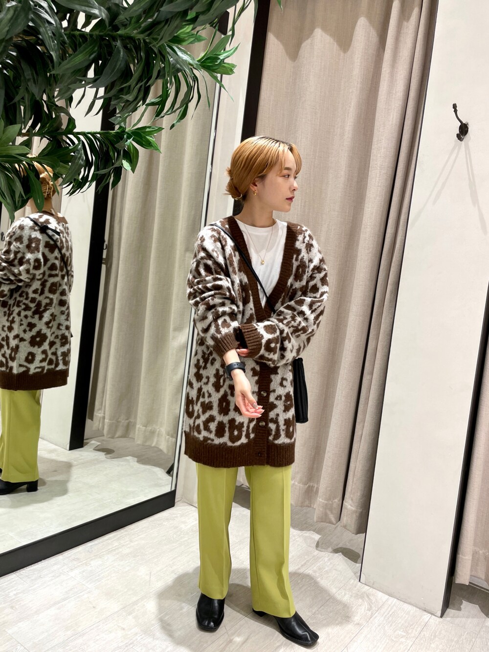 「カーディガン、ニット、ブーツ、カラーパンツ、オーバーサイズ、モヘアニット、アニマル柄、パンツスタイル、ゆったりコーデ、低身長、ブラウンコーデ、着回しコーデ、低身長コーデ、韓国ファッション、秋冬コーデ」｜「CAPRICIEUX LE'MAGEのアニマルモヘヤカーディガン（カーディガン/ボレロ、ベージュ系）」を使った、𝐑𝐈𝐂𝐎さん（レディース・148cm）の秋コーディネートの2枚目の写真