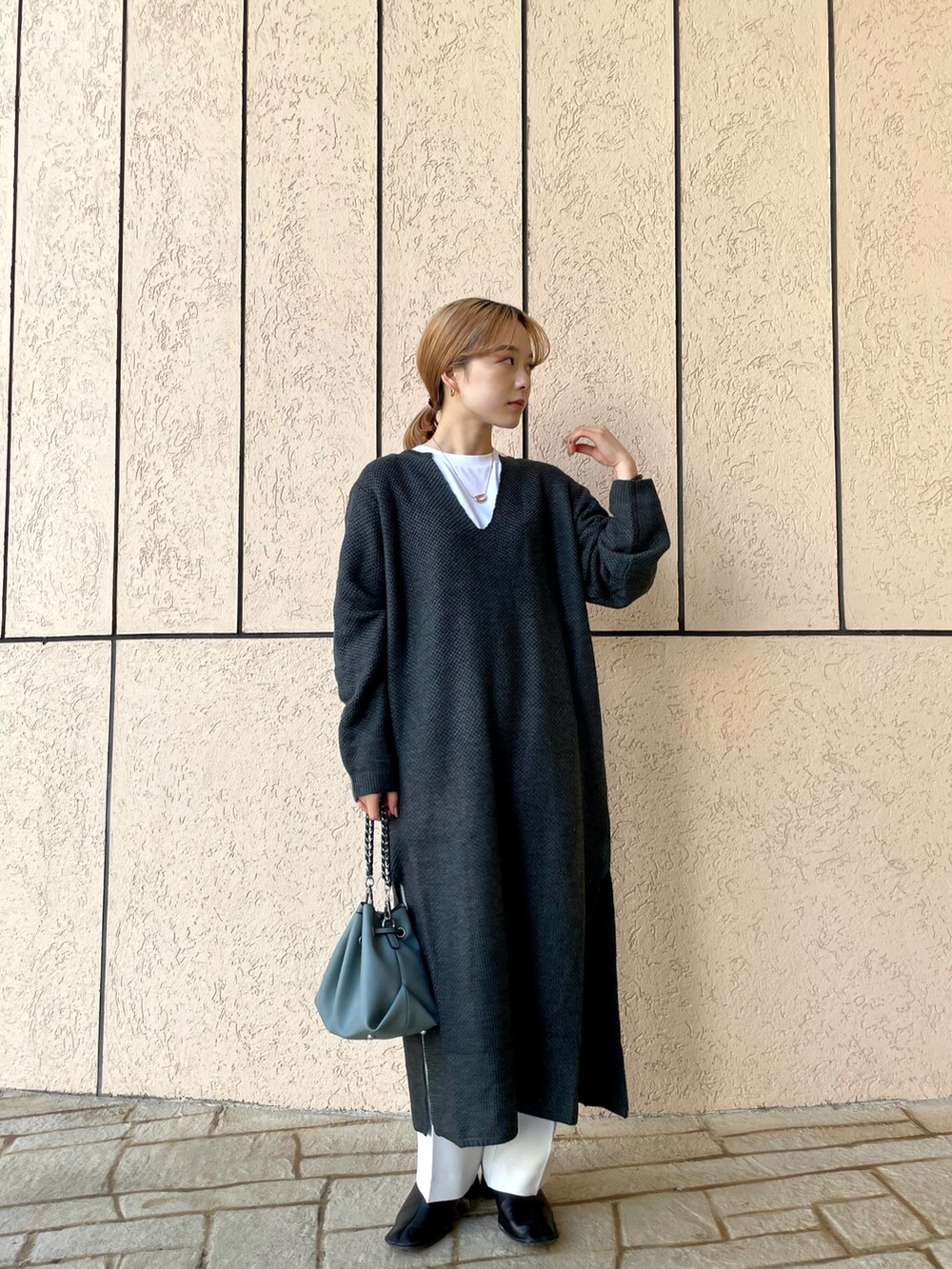 「ニット、ワンピース、カジュアル、シンプル、スラックス、ショートブーツ、冬コーデ、ラフ、大人コーデ、リラックススタイル、低身長、低身長コーデ、秋コーデ、おしゃれさんと繋がりたい、ニット/セーター」｜「CAPRICIEUX LE'MAGEのかがりチェーンドロストショルダーバッグ（ショルダーバッグ、ブルー系）」を使った、𝐑𝐈𝐂𝐎さん（レディース・148cm）の秋コーディネートの2枚目の写真