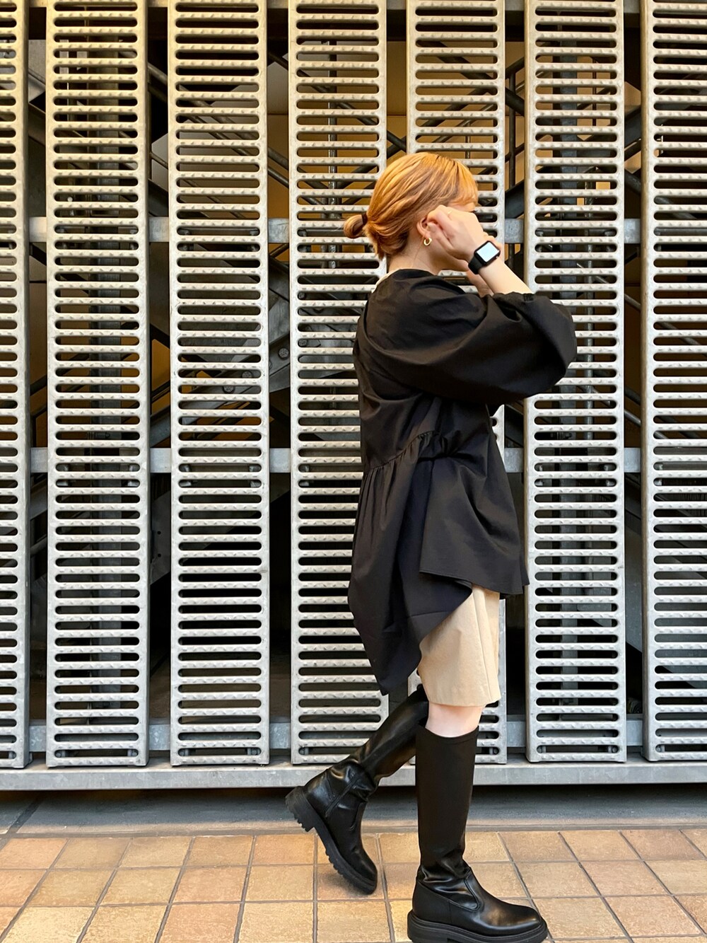 「ブラウス、ブラック、ブラックコーデ、ハイネック、レイヤードスタイル、ロングブーツ、ハーフパンツ、シャツスタイル、秋服、低身長、シアー、低身長コーデ、オトナカジュアル、トラックソールブーツ、ニット/セーター」｜「CAPRICIEUX LE'MAGEの後ろ開きブラウス（シャツ/ブラウス、ブラック系）」を使った、𝐑𝐈𝐂𝐎さん（レディース・148cm）の秋コーディネートの2枚目の写真