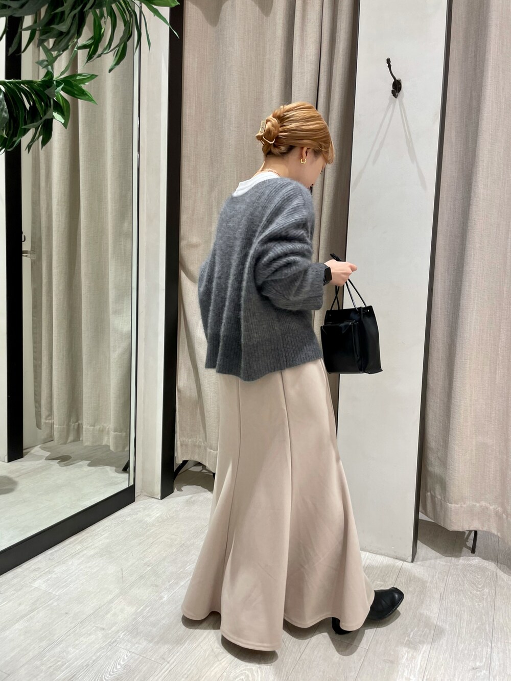 「ニット、スカート、重ね着、ホワイト、秋のコーデ、レイヤードスタイル、休日コーデ、大人女子、マーメイドスカート、ゆったりコーデ、低身長、ゆるコーデ、低身長コーデ、オトナカジュアル、ニットコーデ」｜「CAPRICIEUX LE'MAGEのラクーンウールショートプルオーバー（ニット/セーター、グレー系）」を使った、𝐑𝐈𝐂𝐎さん（レディース・148cm）の秋コーディネートの3枚目の写真