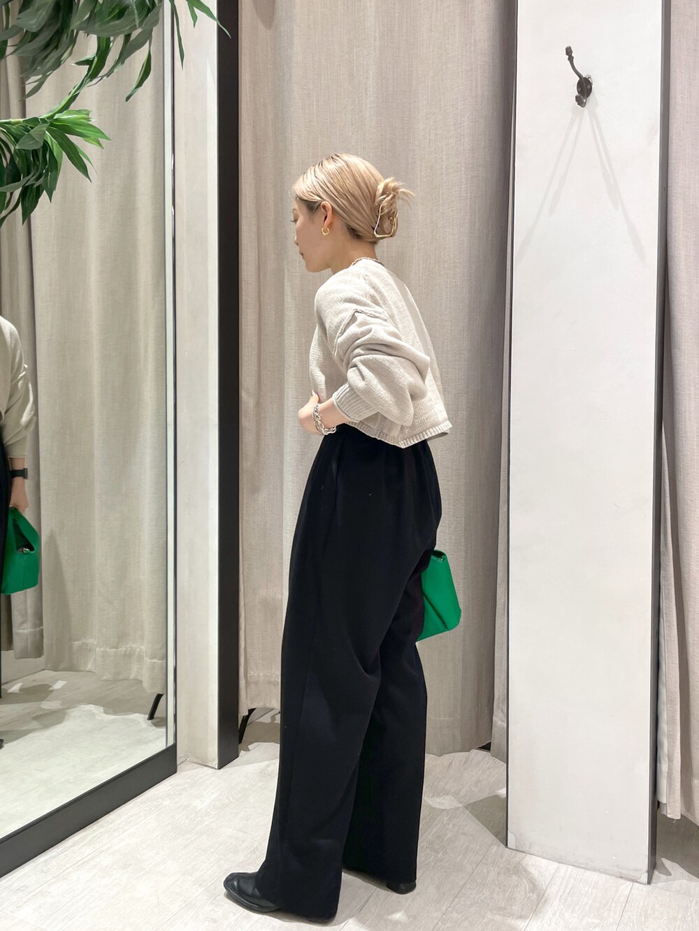 「ワイドパンツ、パンツスタイル、パンツ、グリーン、ニット、低身長、低身長コーデ、休日スタイル、ニットコーデ、お洒落さんとつながりたい、きれいめカジュアル」｜「CAPRICIEUX LE'MAGEの〈セットアイテム〉キャミSETショートニット（ニット/セーター、ベージュ系）」を使った、𝐑𝐈𝐂𝐎さん（レディース・148cm）の冬コーディネートの2枚目の写真