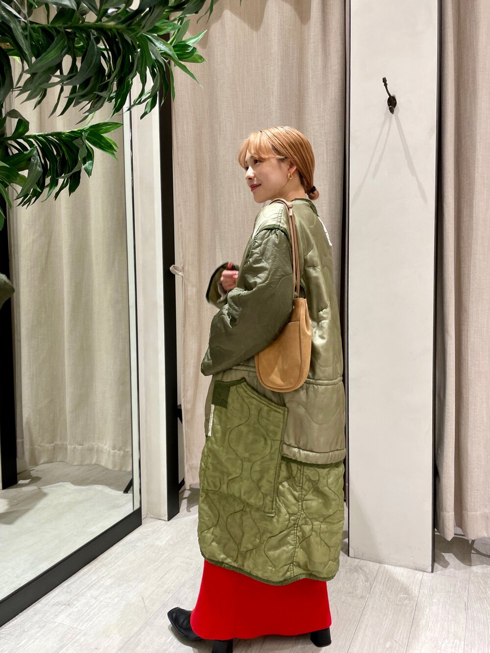 「コート、アウター、スカート、ミリタリー、カジュアル、カラーパンツ、M65、赤、大人カジュアル、ミリタリージャケット、ニットスカート、低身長、カジュアルコーデ、カラーコーデ、低身長コーデ」｜「CAPRICIEUX LE'MAGEの【DISMACENT/ディスマセント】2WAYライナーコート（その他アウター、グリーン系）」を使った、𝐑𝐈𝐂𝐎さん（レディース・148cm）の秋コーディネートの2枚目の写真
