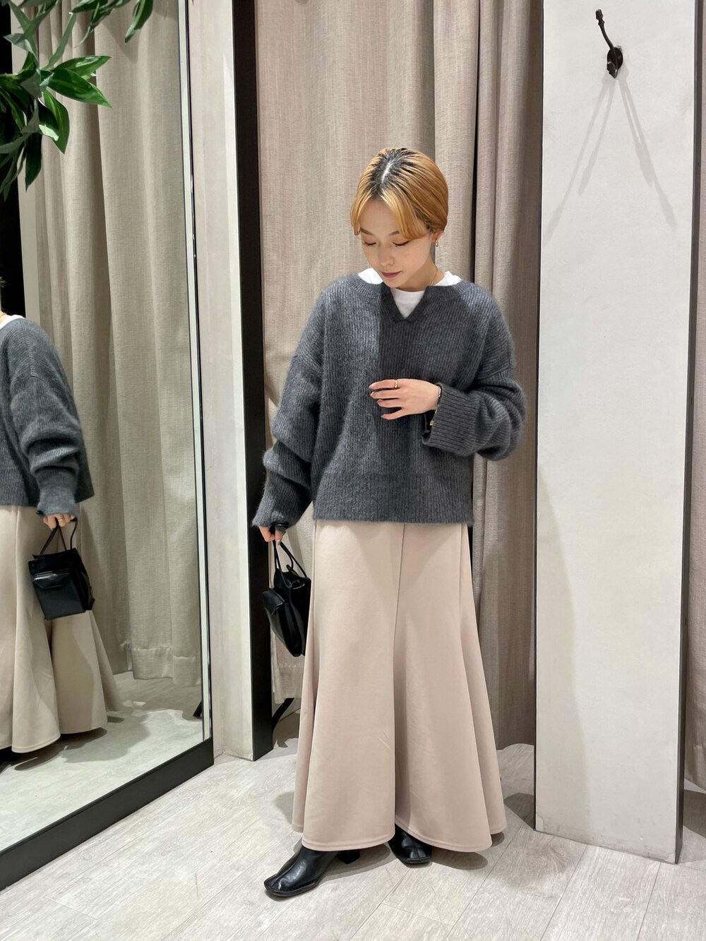 「ニット、スカート、重ね着、ホワイト、秋のコーデ、レイヤードスタイル、休日コーデ、大人女子、マーメイドスカート、ゆったりコーデ、低身長、ゆるコーデ、低身長コーデ、オトナカジュアル、ニットコーデ」｜「CAPRICIEUX LE'MAGEのラクーンウールショートプルオーバー（ニット/セーター、グレー系）」を使った、𝐑𝐈𝐂𝐎さん（レディース・148cm）の秋コーディネートの5枚目の写真