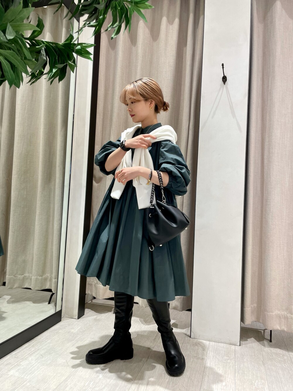 「ワンピース、スカート、ブーツ、グリーン、ロングブーツ、ガーリー、お出かけコーデ、シャツワンピ、厚底シューズ、シャツスタイル、低身長、低身長コーデ、オトナカジュアル、韓国ファッション、秋コーデ」｜「CAPRICIEUX LE'MAGEのギャザーチュニックシャツ（シャツ/ブラウス、グリーン系）」を使った、𝐑𝐈𝐂𝐎さん（レディース・148cm）の秋コーディネートの2枚目の写真