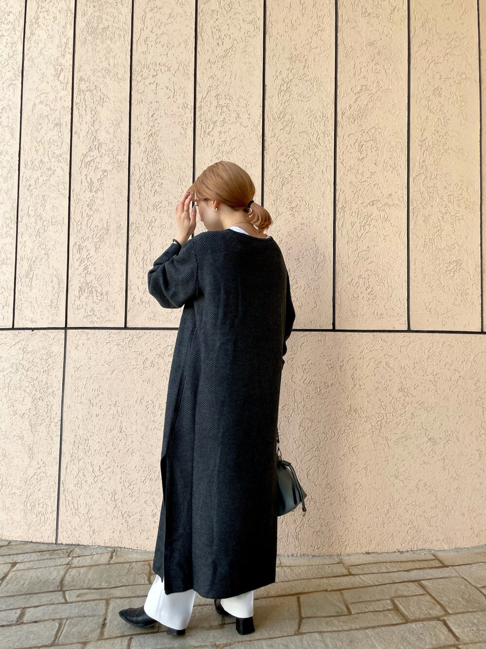 「ニット、ワンピース、カジュアル、シンプル、スラックス、ショートブーツ、冬コーデ、ラフ、大人コーデ、リラックススタイル、低身長、低身長コーデ、秋コーデ、おしゃれさんと繋がりたい、ニット/セーター」｜「CAPRICIEUX LE'MAGEのかがりチェーンドロストショルダーバッグ（ショルダーバッグ、ブルー系）」を使った、𝐑𝐈𝐂𝐎さん（レディース・148cm）の秋コーディネートの4枚目の写真