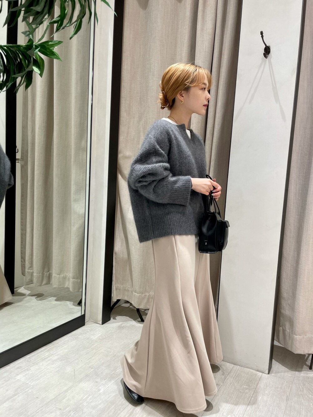 「ニット、スカート、重ね着、ホワイト、秋のコーデ、レイヤードスタイル、休日コーデ、大人女子、マーメイドスカート、ゆったりコーデ、低身長、ゆるコーデ、低身長コーデ、オトナカジュアル、ニットコーデ」｜「CAPRICIEUX LE'MAGEのラクーンウールショートプルオーバー（ニット/セーター、グレー系）」を使った、𝐑𝐈𝐂𝐎さん（レディース・148cm）の秋コーディネートの2枚目の写真