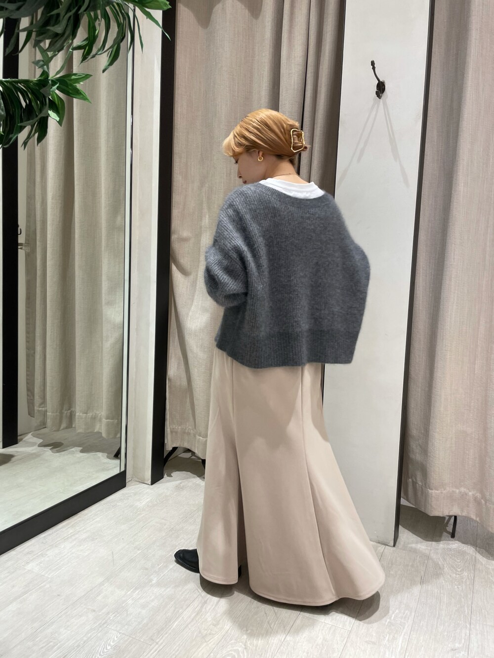 「ニット、スカート、重ね着、ホワイト、秋のコーデ、レイヤードスタイル、休日コーデ、大人女子、マーメイドスカート、ゆったりコーデ、低身長、ゆるコーデ、低身長コーデ、オトナカジュアル、ニットコーデ」｜「CAPRICIEUX LE'MAGEのラクーンウールショートプルオーバー（ニット/セーター、グレー系）」を使った、𝐑𝐈𝐂𝐎さん（レディース・148cm）の秋コーディネートの4枚目の写真