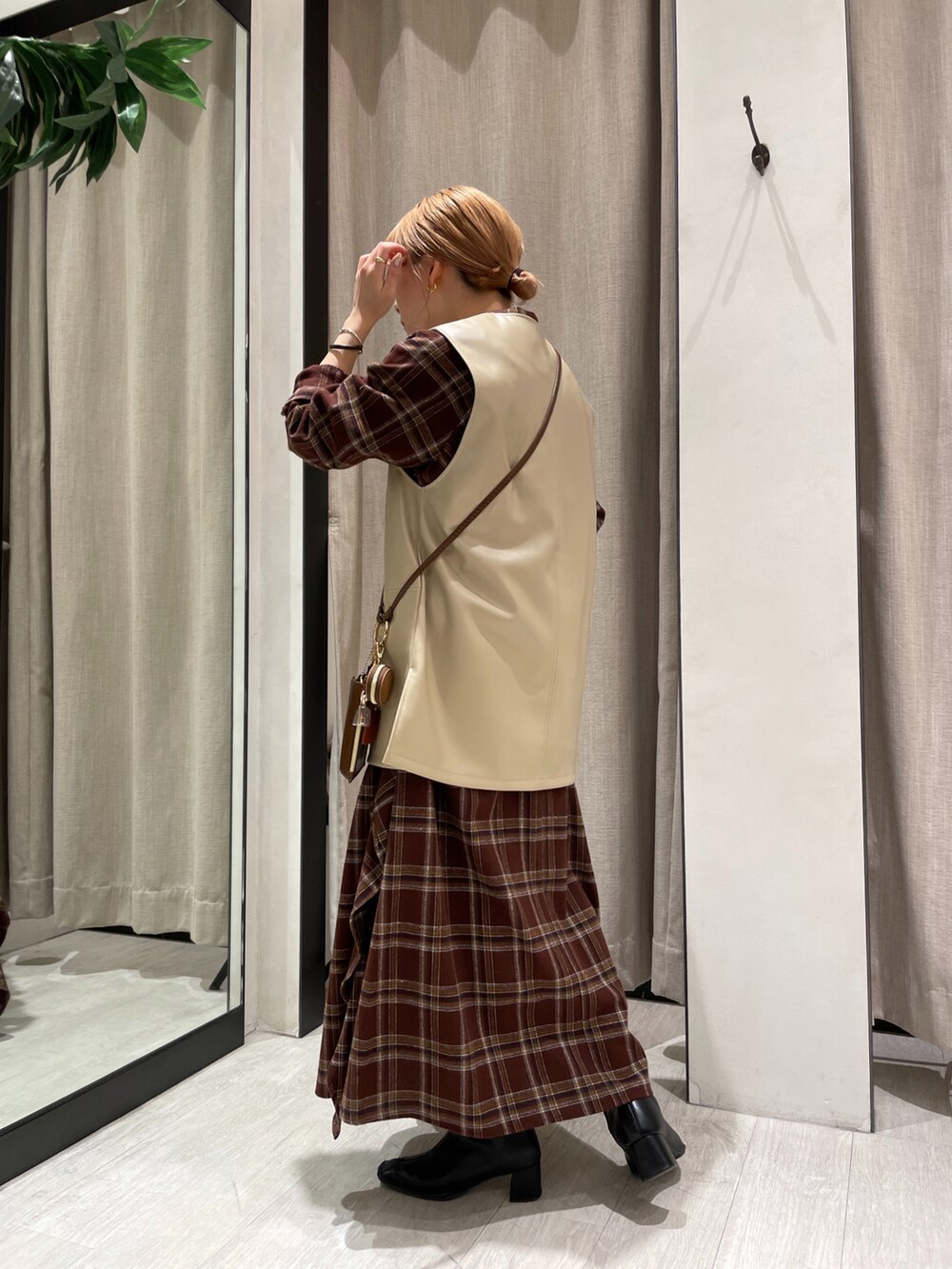 「チェック、ワンピース、重ね着、レザー、ベスト、レイヤードスタイル、秋服、低身長、カジュアルコーデ、低身長コーデ、オトナカジュアル、レザーベスト」｜「CAPRICIEUX LE'MAGEのチェックバックラッフルワンピース（ワンピース、ブラウン系）」を使った、𝐑𝐈𝐂𝐎さん（レディース・148cm）の秋コーディネートの3枚目の写真