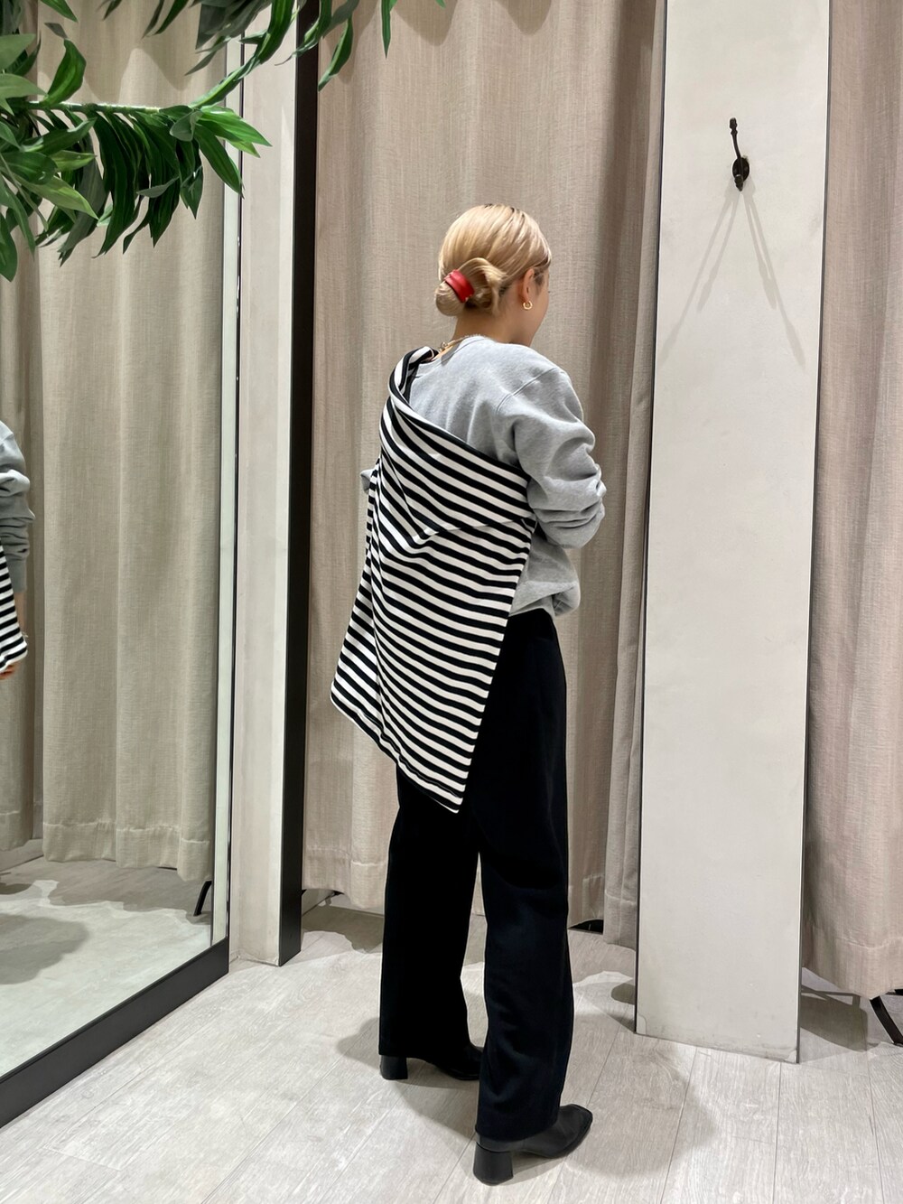 ブラック系のその他パンツ、グレー系のスウェット、ブラック系のTシャツ/カットソーを着用したレディースの冬コーディネートの2枚目の写真