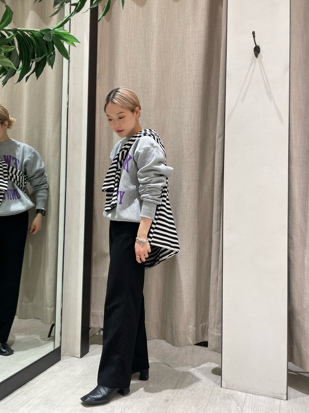 ブラック系のその他パンツ、グレー系のスウェット、ブラック系のTシャツ/カットソーを着用したレディースの冬コーディネートの3枚目の写真