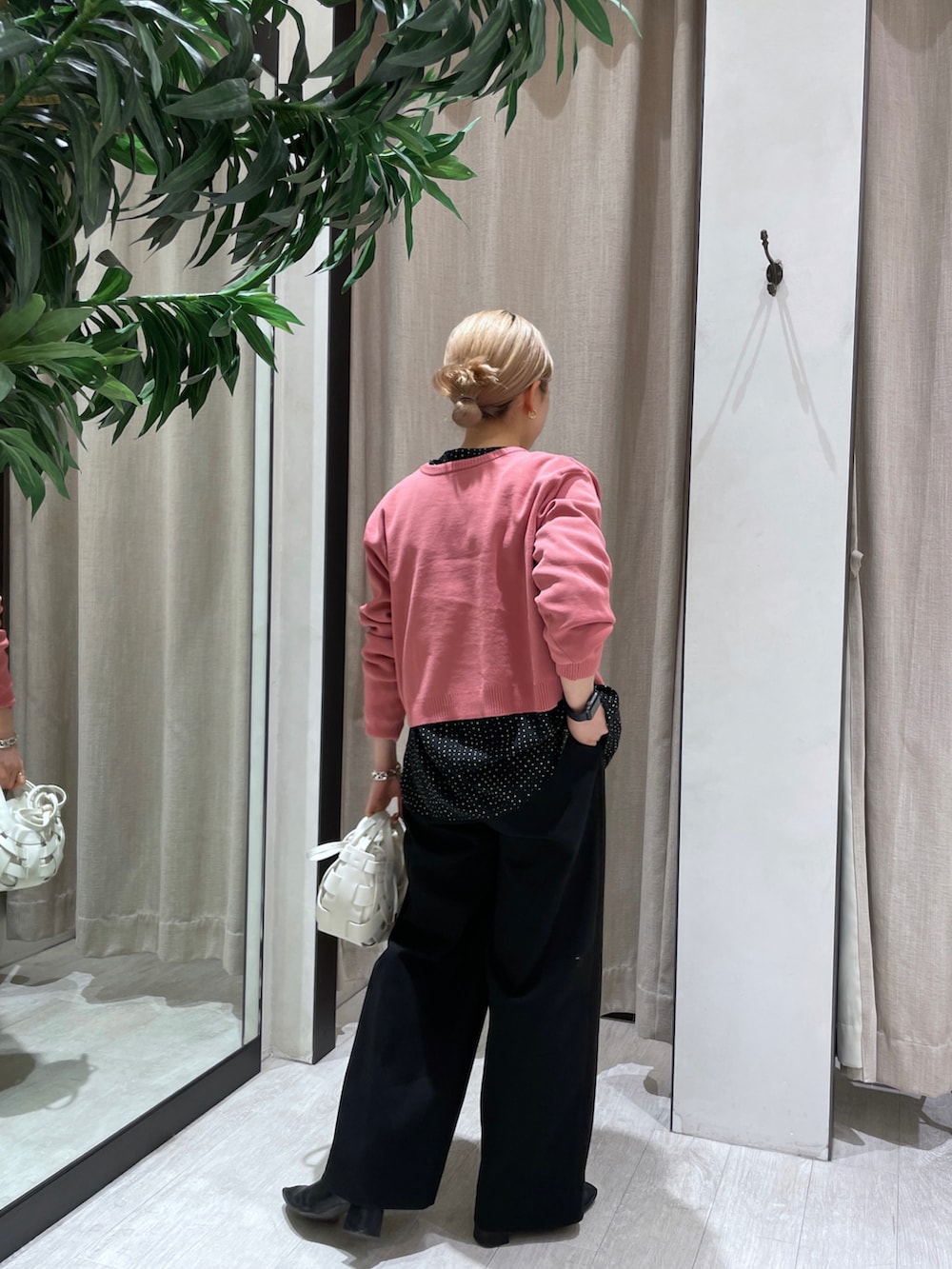 「今日のコーデ、カジュアルコーデ、きれいめカジュアル、キレイめ、低身長コーデ、低身長、ピンク、ワイドパンツ、ブラック、バッグ、ブーツ、カーディガン、黒、春、ドット」｜「CAPRICIEUX LE'MAGEのダンボールコンパクトスナップカーディガン（カーディガン/ボレロ、ピンク系）」を使った、𝐑𝐈𝐂𝐎さん（レディース・148cm）の冬コーディネートの2枚目の写真