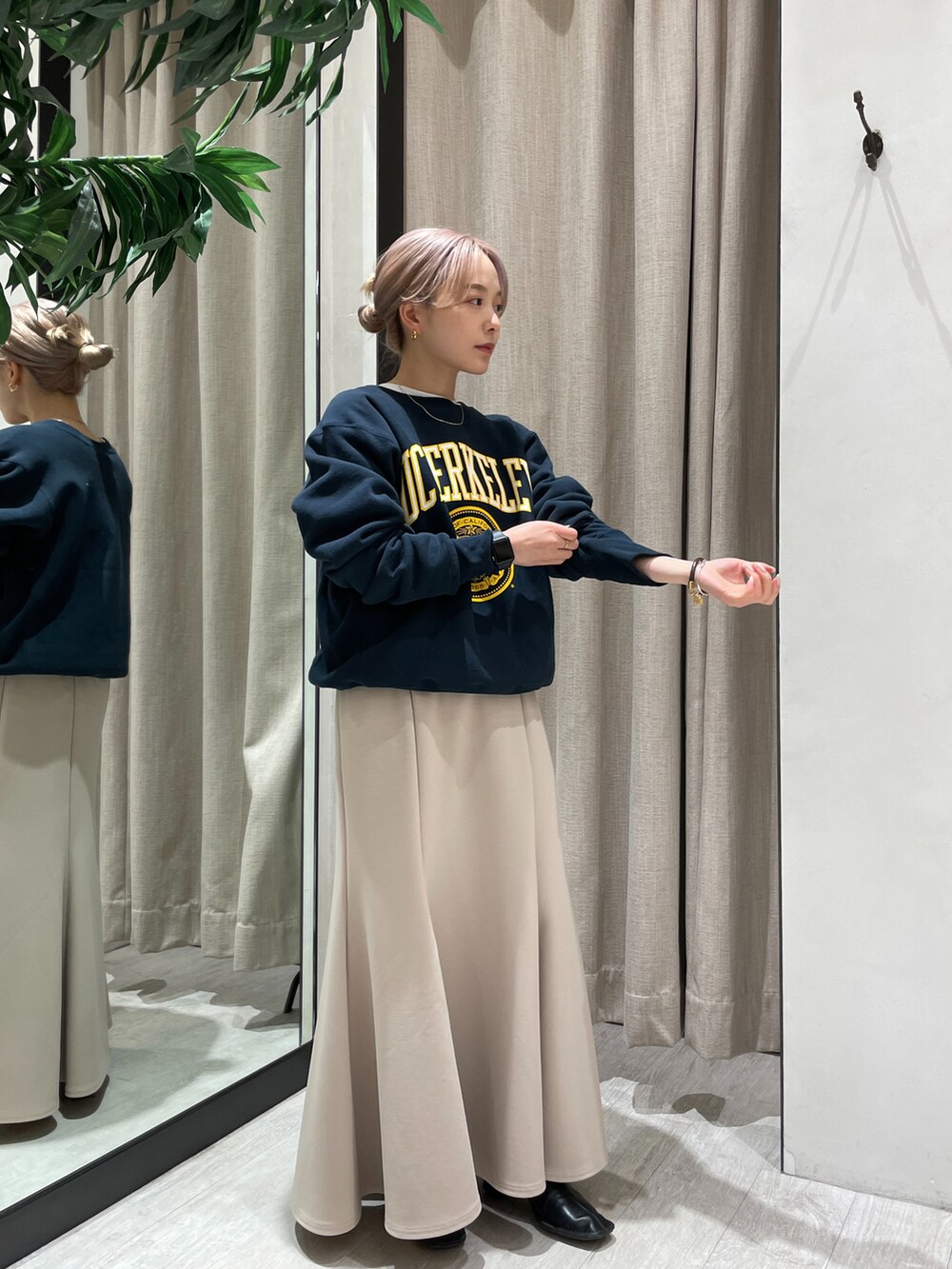 「スウェット、マーメイドスカート、マーメイド、スカート、ネイビー、冬、オトナカジュアル、カジュアルコーデ、大人コーデ、オーバーサイズ、低身長、低身長コーデ」｜「CAPRICIEUX LE'MAGEの〈新色追加/パープル・イエロー〉ストレッチハイウエストマーメイドスカート（スカート、ベージュ系）」を使った、𝐑𝐈𝐂𝐎さん（レディース・148cm）の冬コーディネートの4枚目の写真