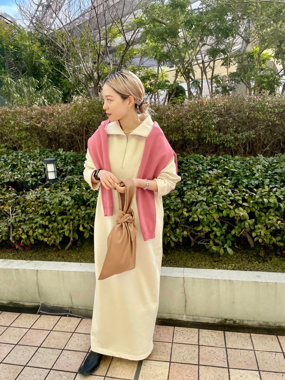 「カジュアル、ワンピース、カーディガン肩かけ、カーディガン、ピンク、低身長、低身長コーデ、バッグ、ベージュ、休日スタイル、大人ガーリー、お洒落さんとつながりたい」｜「CAPRICIEUX LE'MAGEのリボン1ハンドルバッグ（ハンドバッグ、イエロー系）」を使った、𝐑𝐈𝐂𝐎さん（レディース・148cm）の冬コーディネートの2枚目の写真