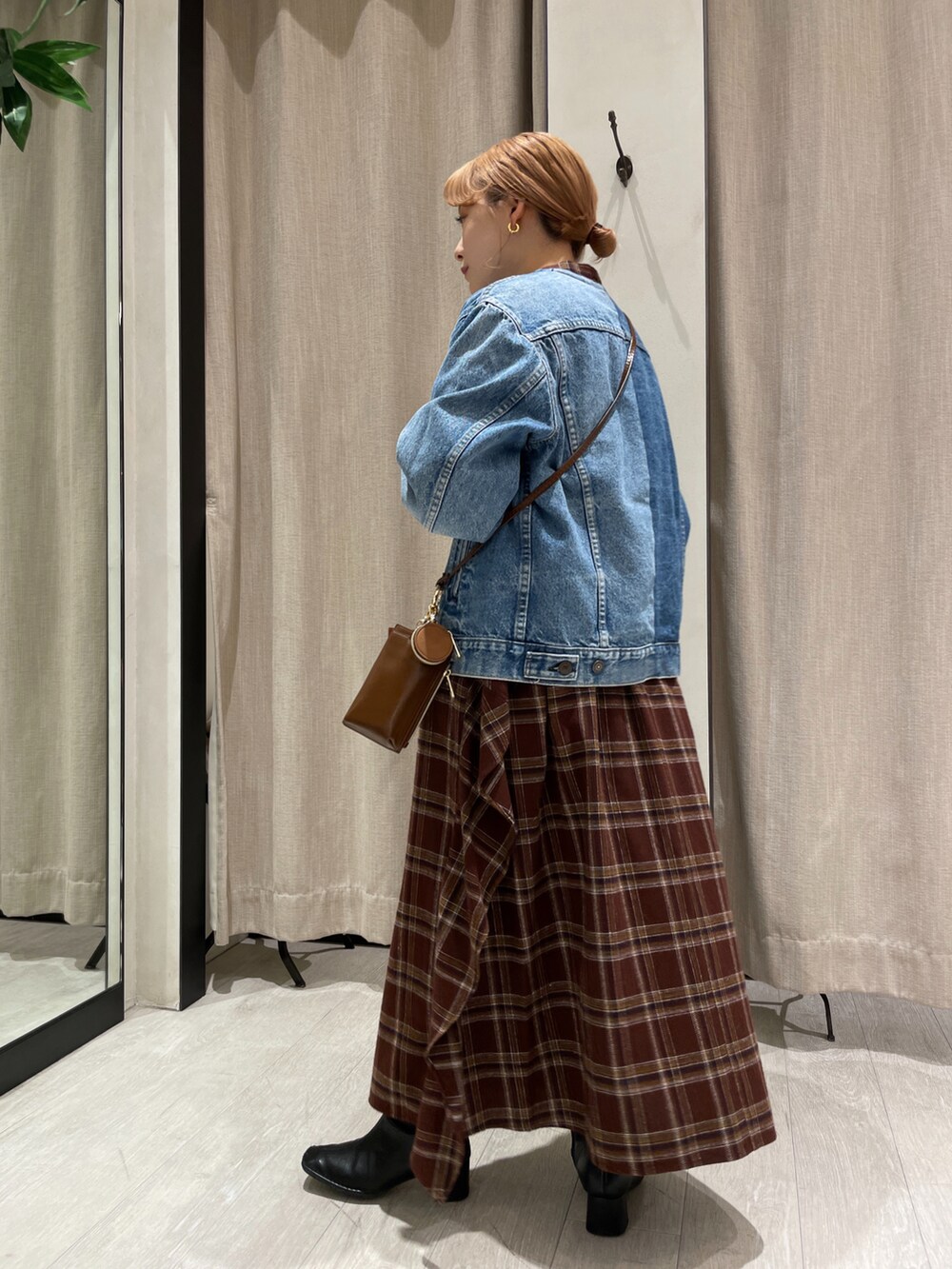 「古着、チェック、ジャケット、ワンピース、ブーツ、ジージャン、プチプラ、秋服、低身長、カジュアルコーデ、着回しコーデ、低身長コーデ、オトナカジュアル、お洒落さんとつながりたい、低身長女子」｜「CAPRICIEUX LE'MAGEの【Sunny Side Up/サニーサイドアップ】2for1デニムジャケット（ブルゾン、ブルー系）」を使った、𝐑𝐈𝐂𝐎さん（レディース・148cm）の秋コーディネートの2枚目の写真