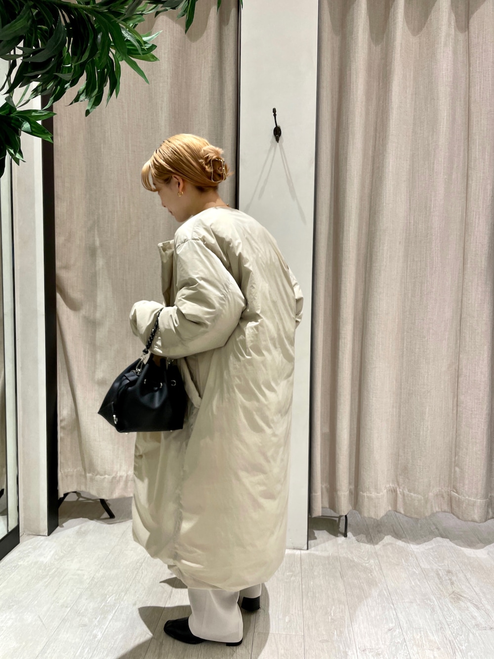 「コート、ニット、アウター、シンプル、ブルー、ダウン、ダウンコート、休日スタイル、大人コーデ、プチプラコーデ、ゆったりコーデ、低身長、着回しコーデ、低身長コーデ、秋冬コーデ」｜「CAPRICIEUX LE'MAGEのかがりチェーンドロストショルダーバッグ（ショルダーバッグ、ブラック系）」を使った、𝐑𝐈𝐂𝐎さん（レディース・148cm）の秋コーディネートの2枚目の写真